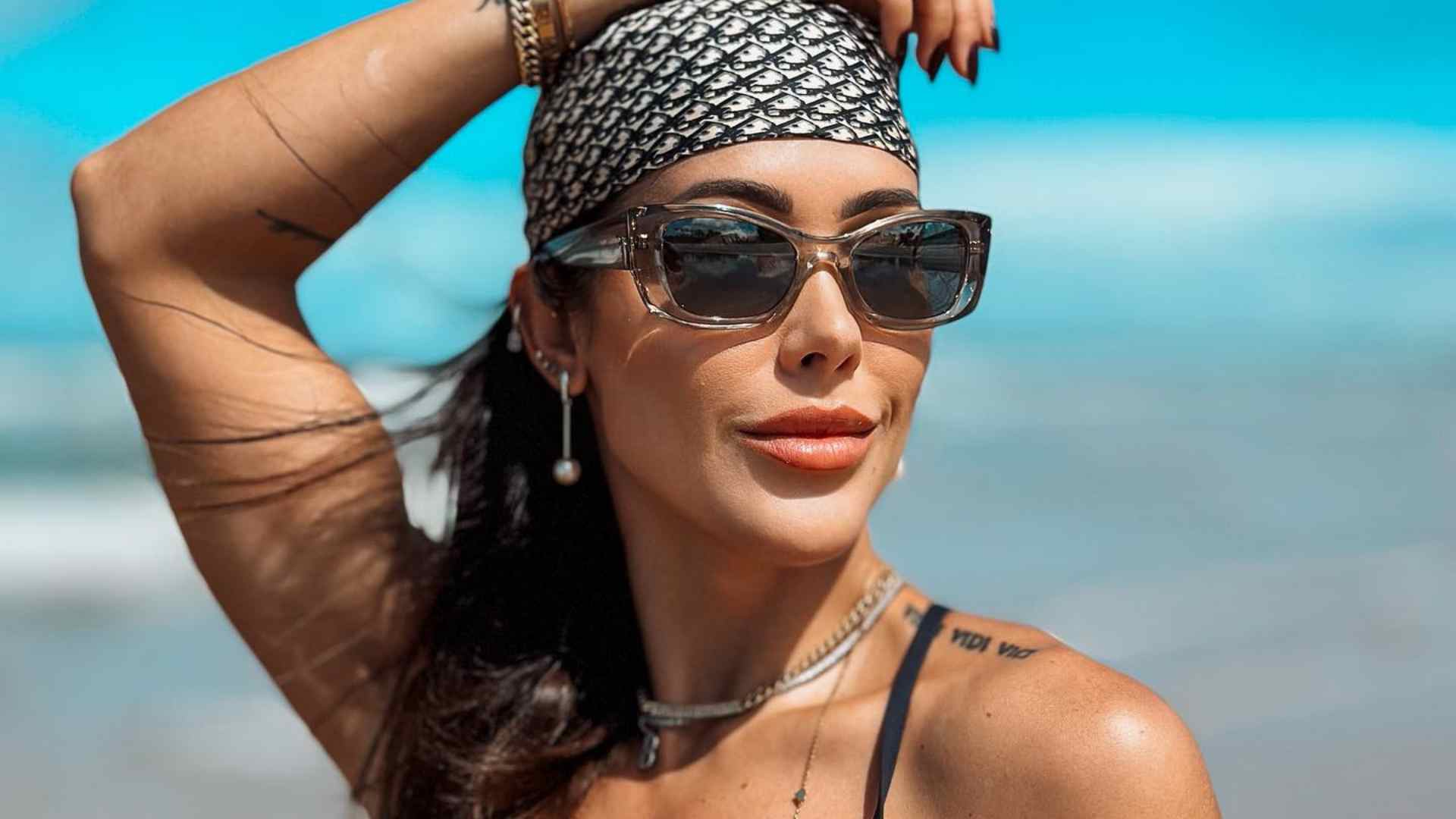 Bella Falconi exibe tatuagem intimista em cliques de maiô: “Maravilhosa”