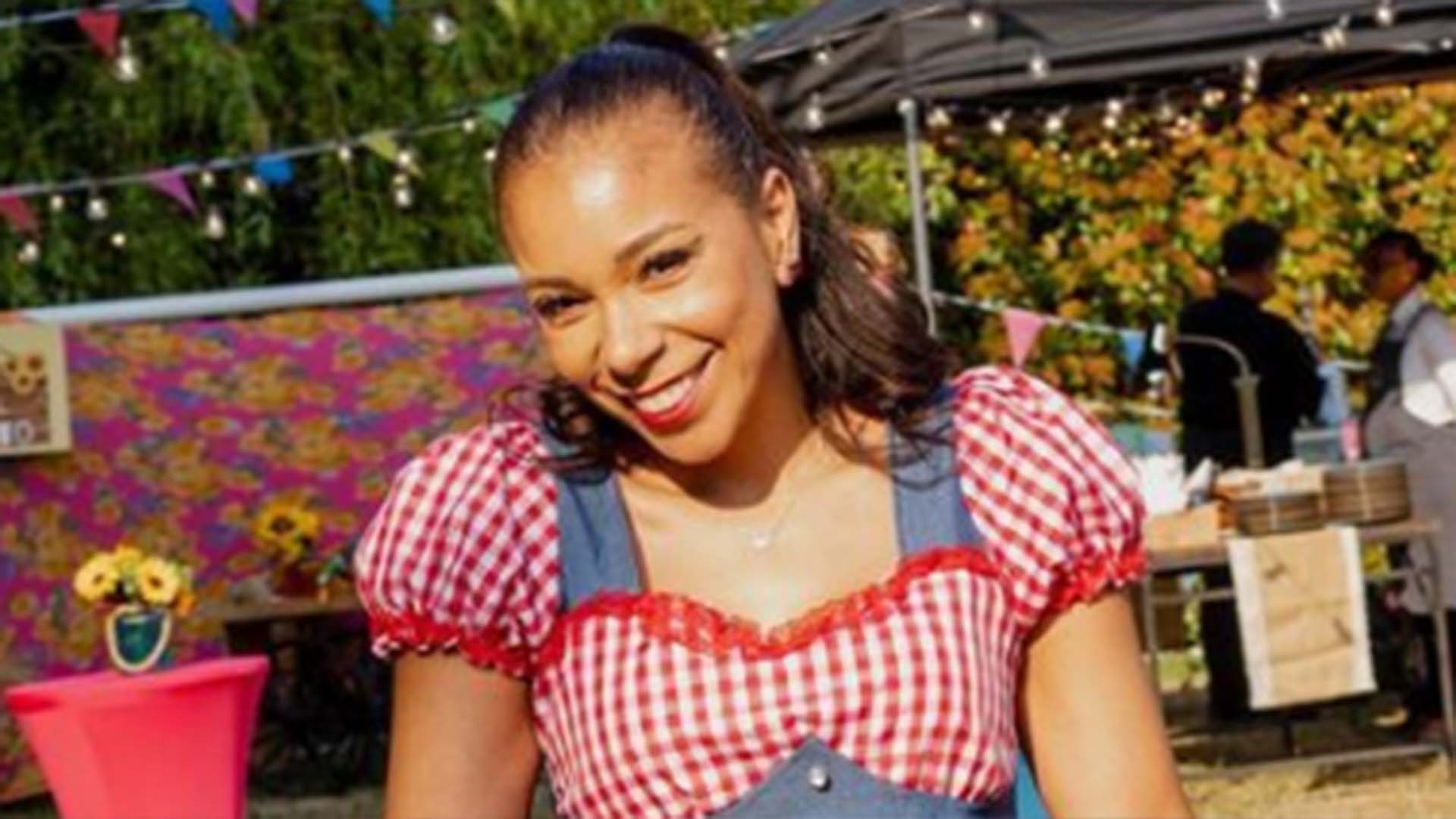 Belle Silva mostra como é a área externa de sua mansão em Londres