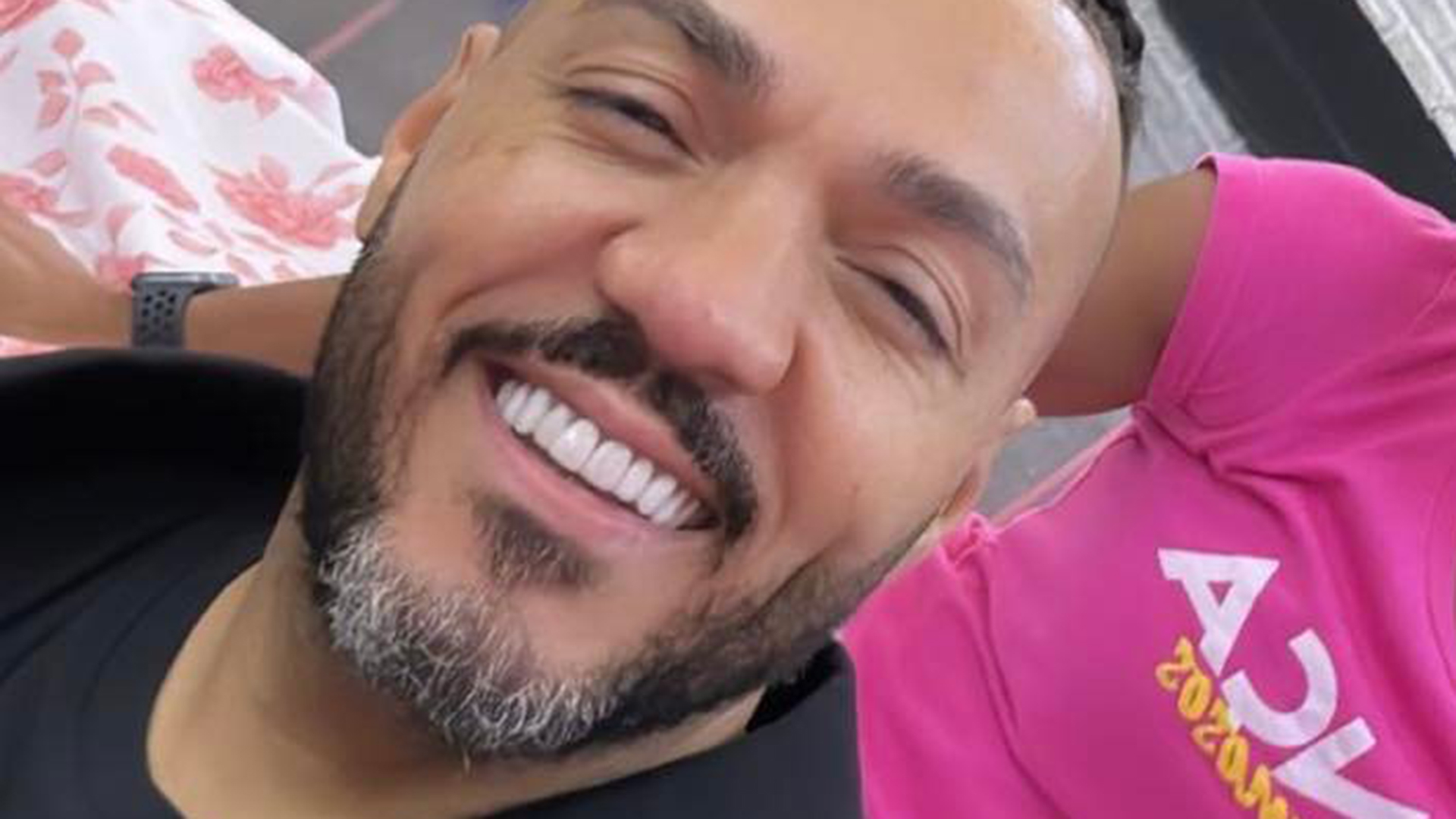 Cantor Belo faz selfie no estúdio da Globo após notícia de que o filho foi detido