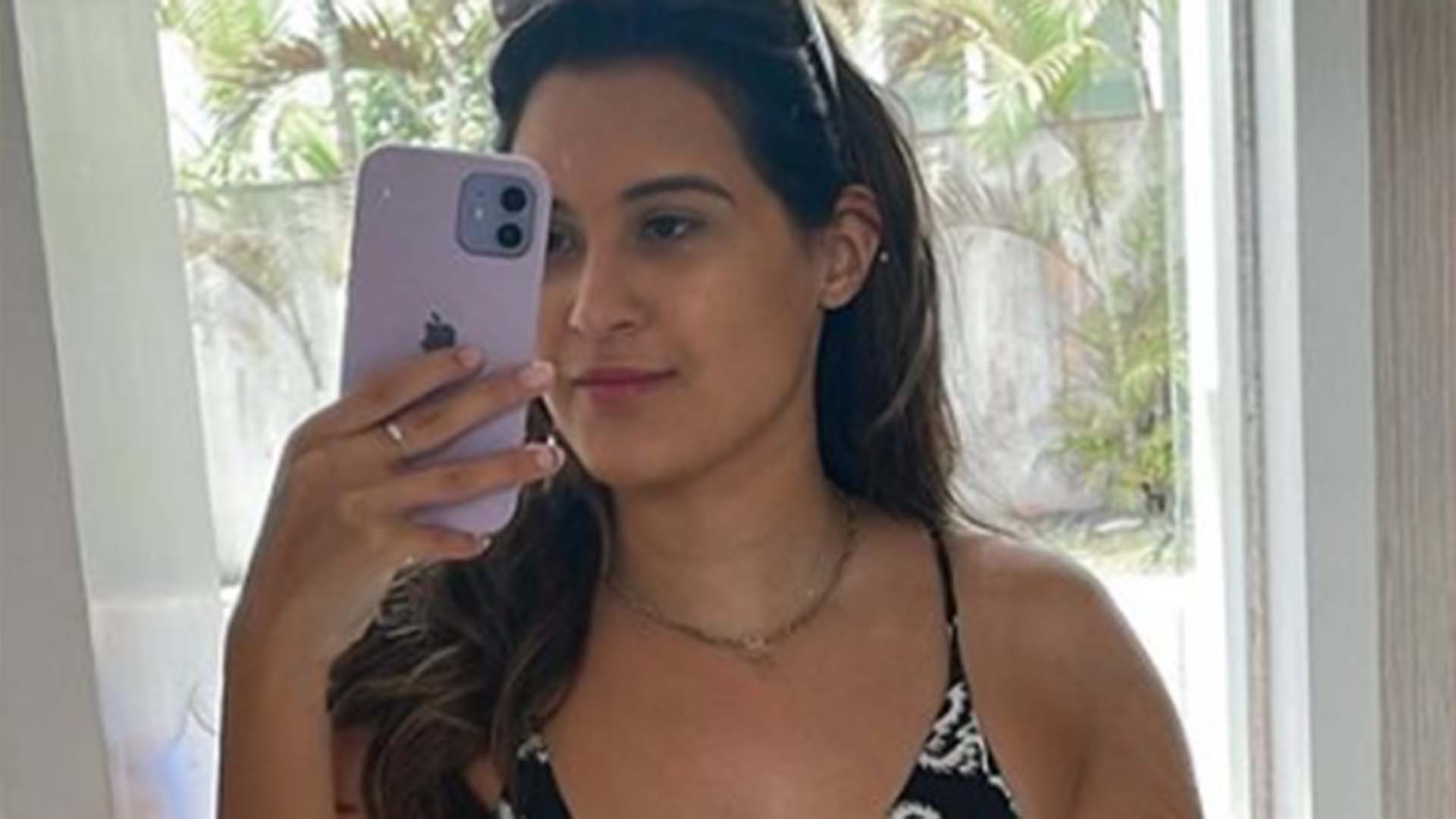 De biquíni, filha de Fátima Bernardes e William Bonner exibe beleza natural em nova selfie