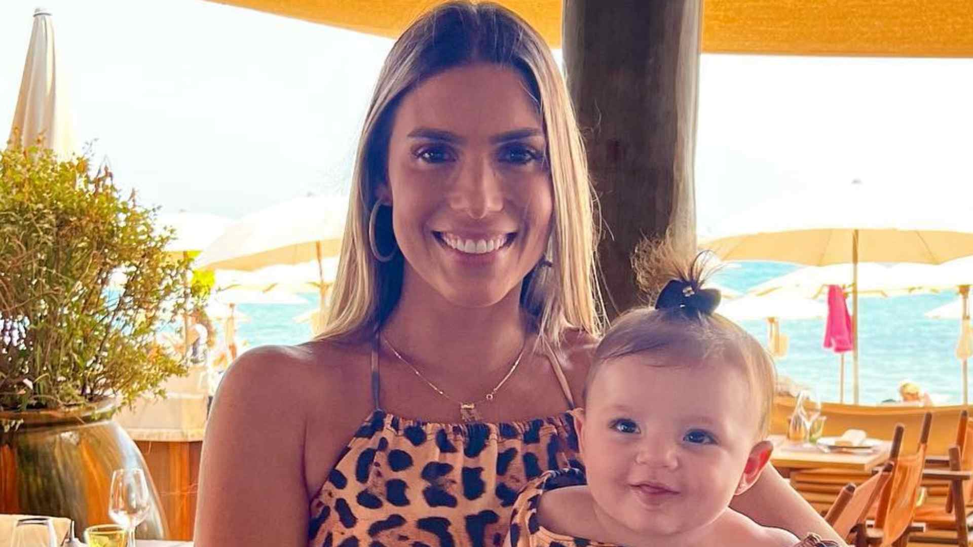 Bia Feres encanta ao combinar look com a filha em dia de praia: “Perfeição”