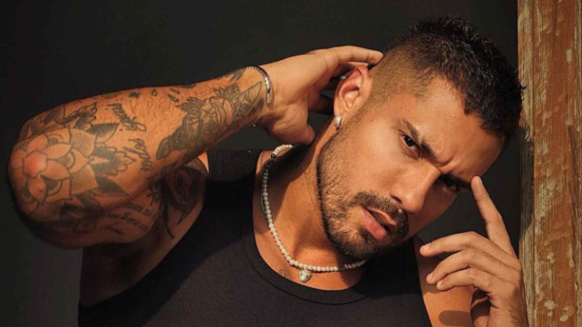 Bil Araújo relembra desafios enfrentados no reality ‘No Limite’: “Meu ponto fraco”