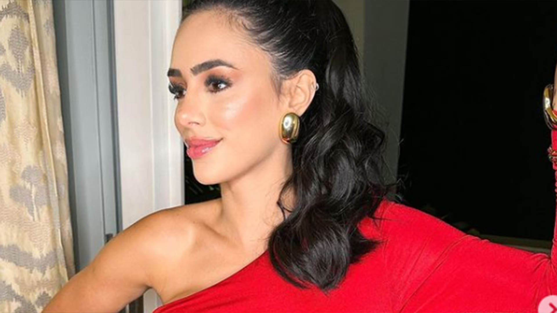 De vestido vermelho, Bruna Biancardi destaca a barriga de grávida: ‘Eu e Mavie’