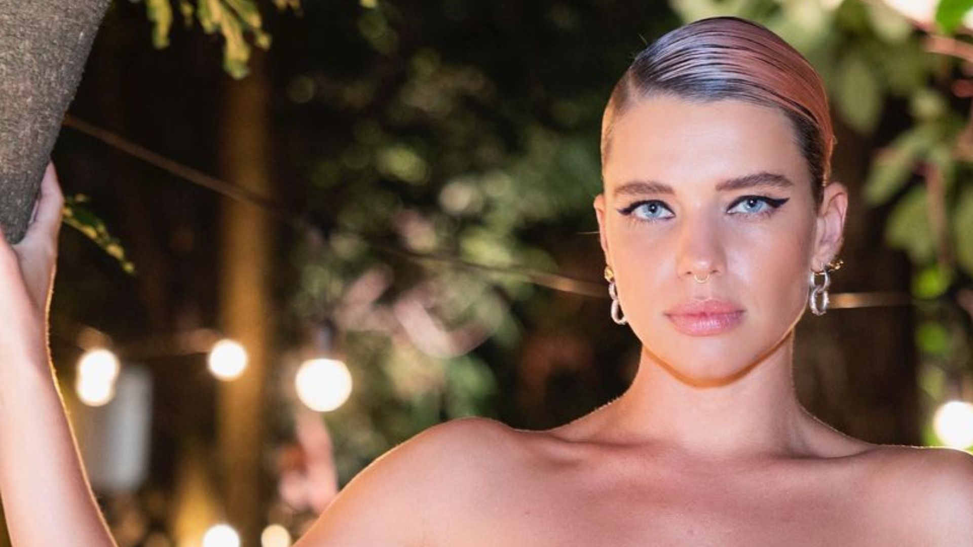 Bruna Linzmeyer deixa pelos naturais à mostra em tomara que caia