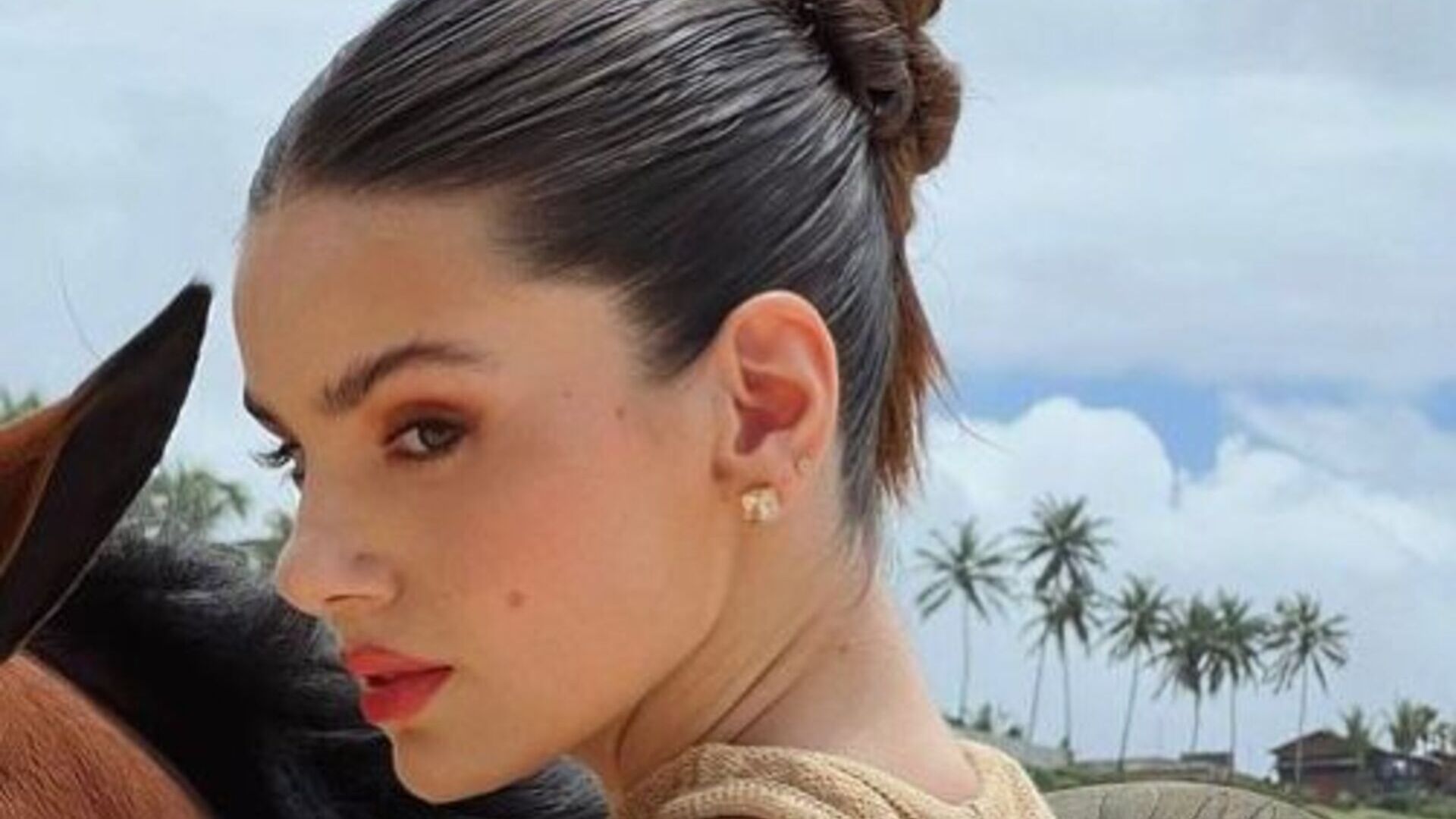 Estrela da novela das 18h, Camila Queiroz esbanja elegância na praia: “Perfeição”
