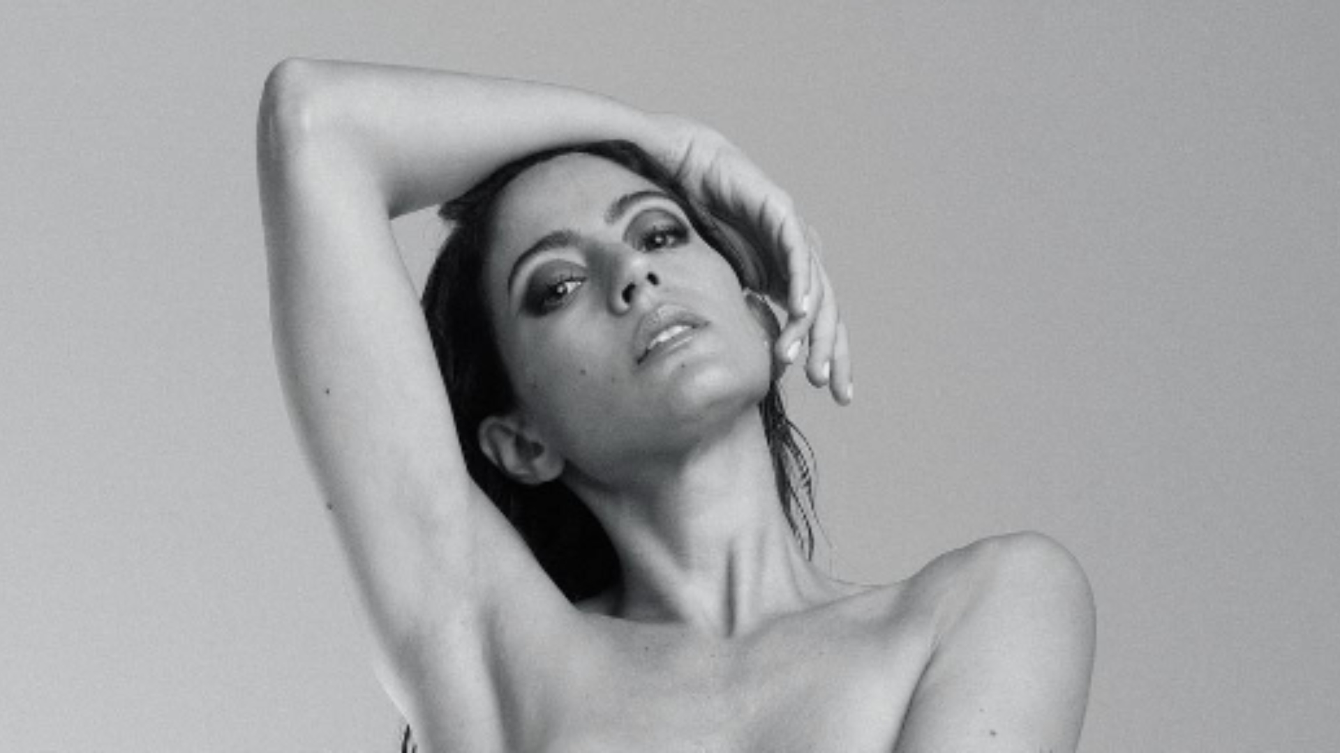 Topless, Carol Castro esbanja sensualidade ao cobrir somente o necessário em foto quente