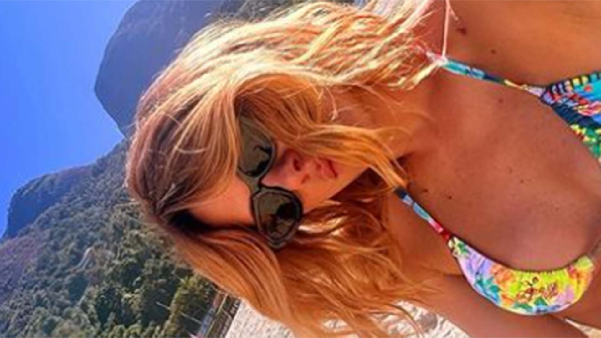 Aos 44 anos, Carolina Dieckmann exibe a barriga reta em dia na praia