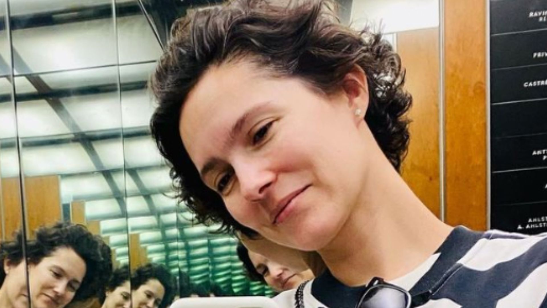 Cecília Malan compra vestido de R$ 1,6 mil e posa em provador: “Elegante igual você”