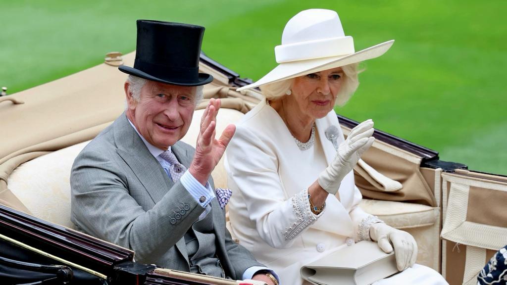 Conversa íntima entre Charles e Camilla é flagrada por especialista em leitura labial
