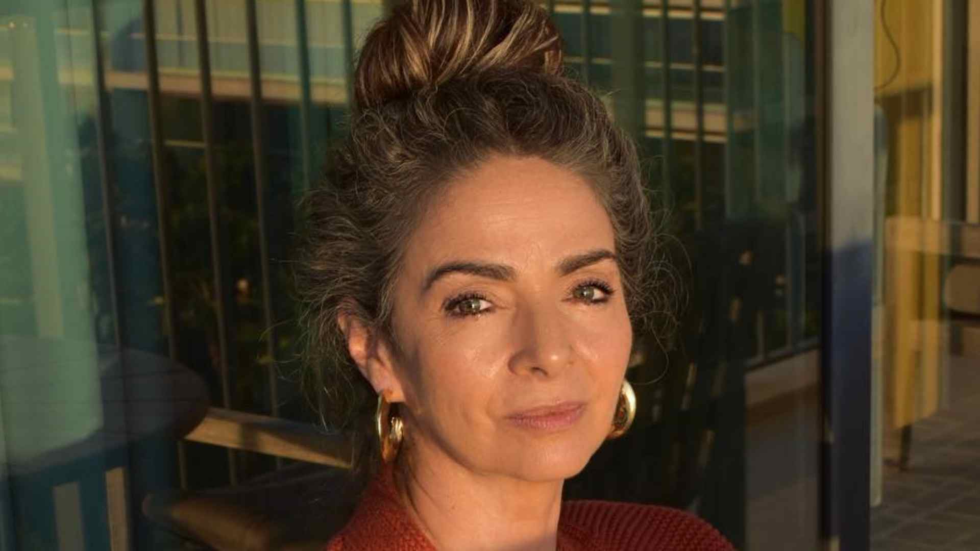 Claudia Ohana esbanja beleza ao surgir curtindo pôr do sol: “Linda”