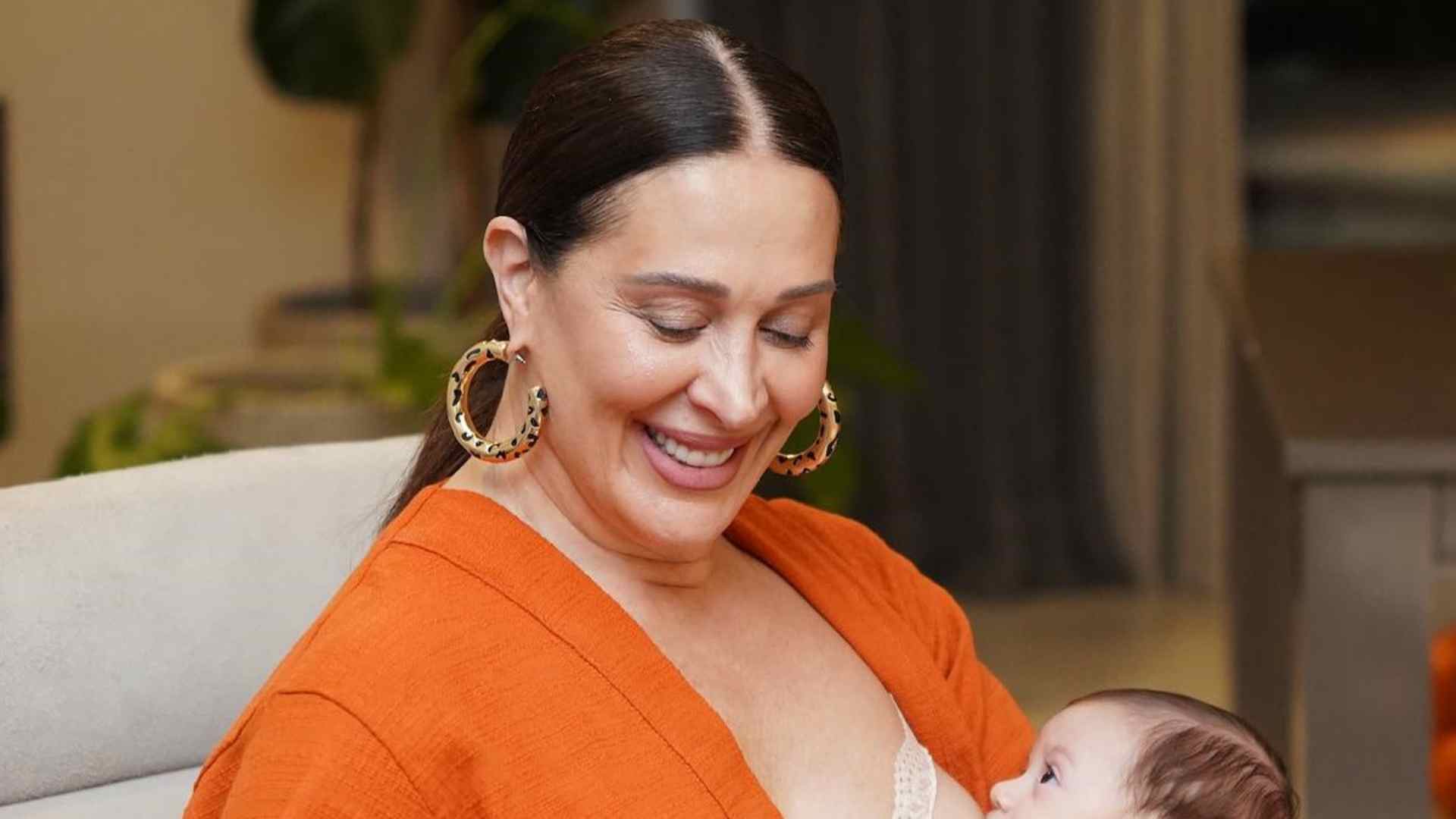 Claudia Raia encanta ao amamentar o filho, Luca: “Momento mágico”