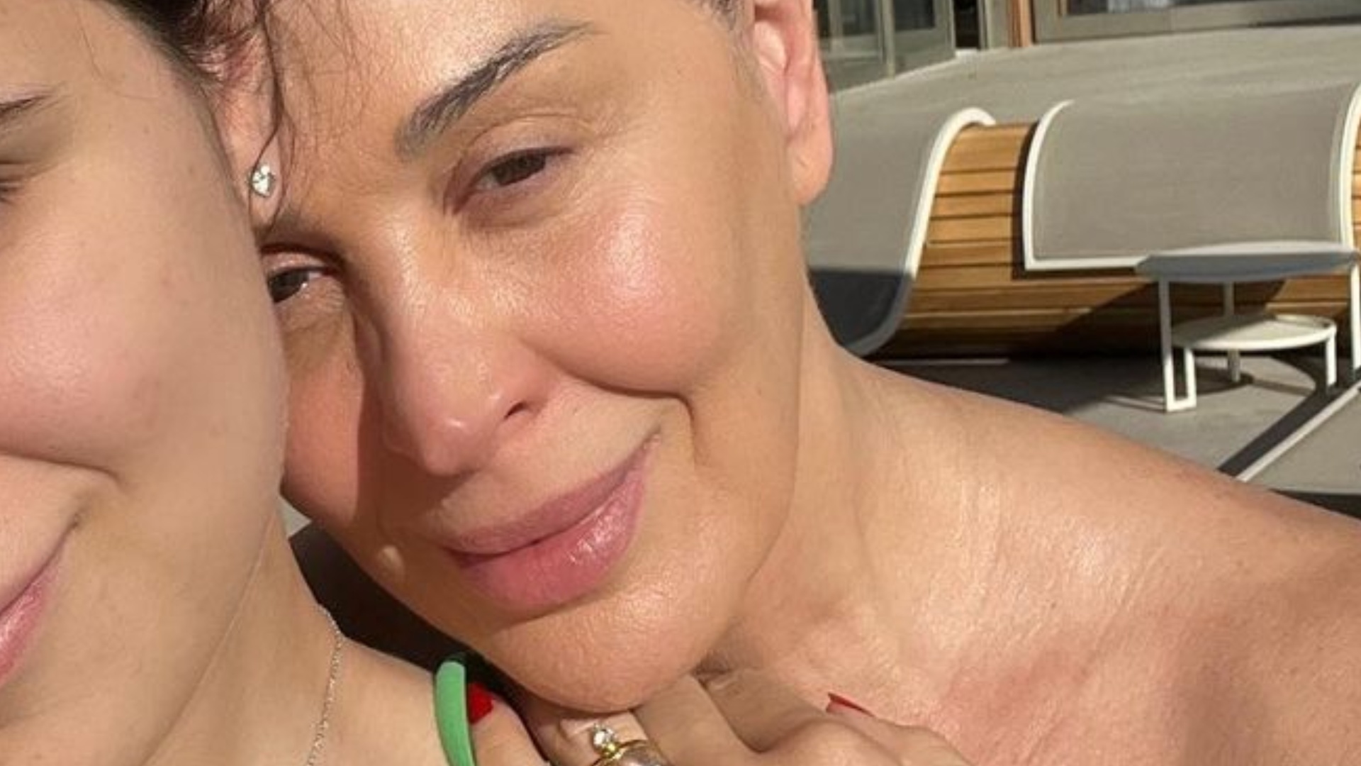 Com a filha, Claudia Raia renova o bronzeado em sua mansão: ‘Muito linda’