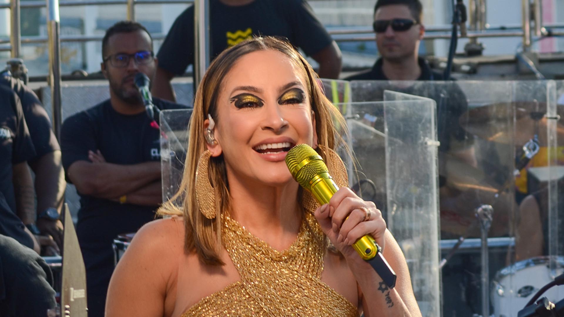 Com look dourado, Claudia Leitte agita multidão em micareta na cidade de São Paulo