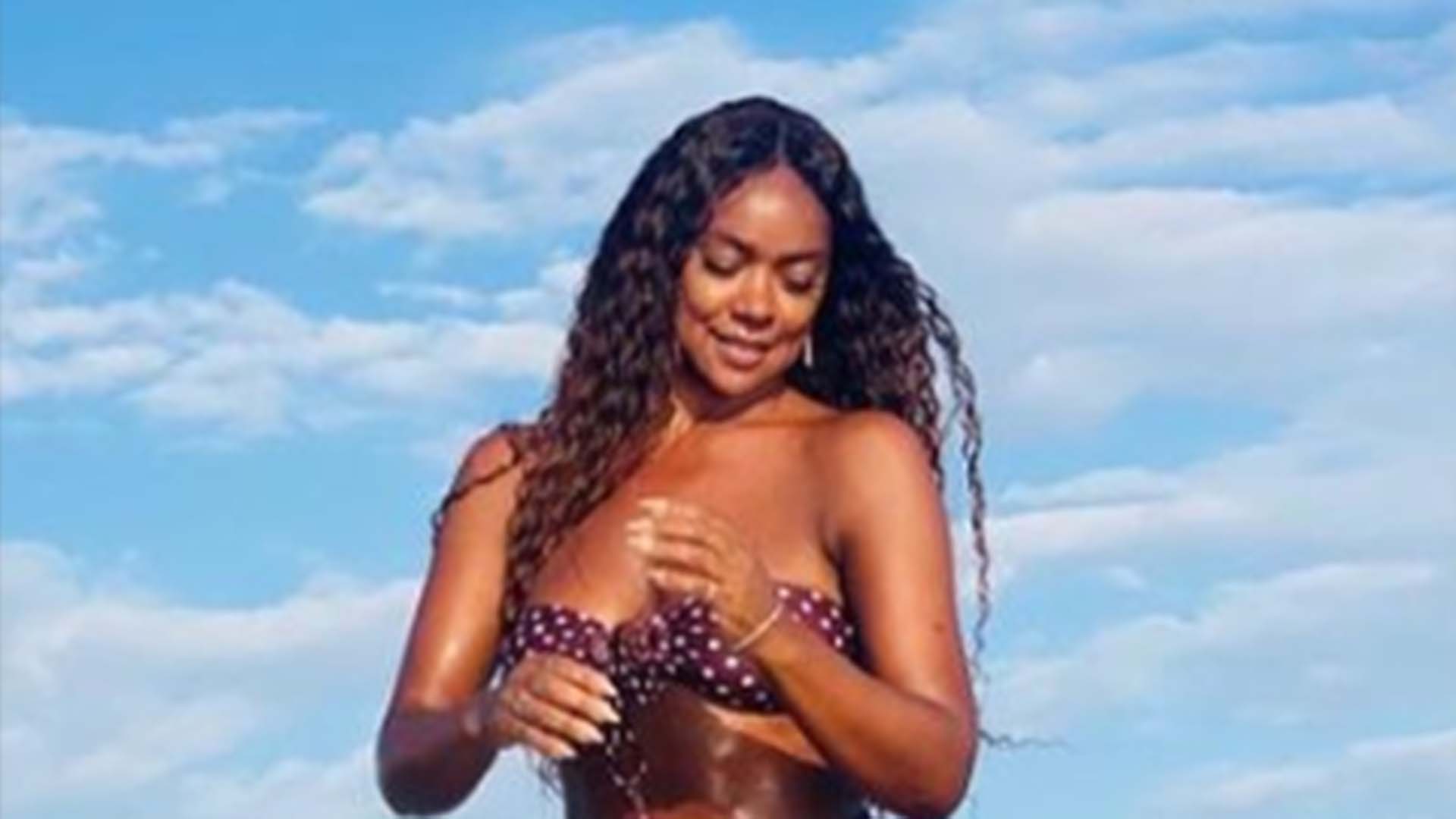 Com biquíni PP, Cris Vianna deixa a virilha à mostra em fotos ousadas