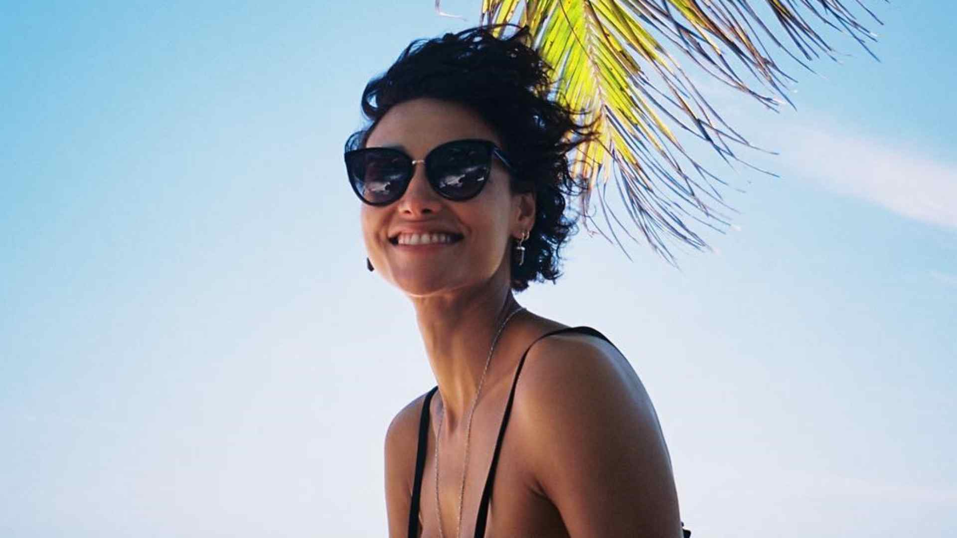 Débora Nascimento esbanja beleza ao posar de biquíni na praia