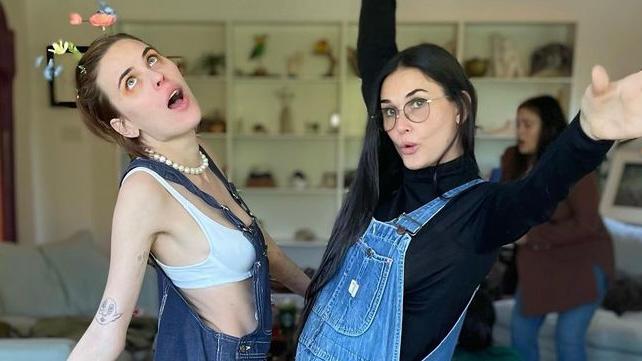Filha caçula de Demi Moore fala pela primeira vez sobre casamento da mãe com Ashton Kutcher: ‘Barra pesada para mim’