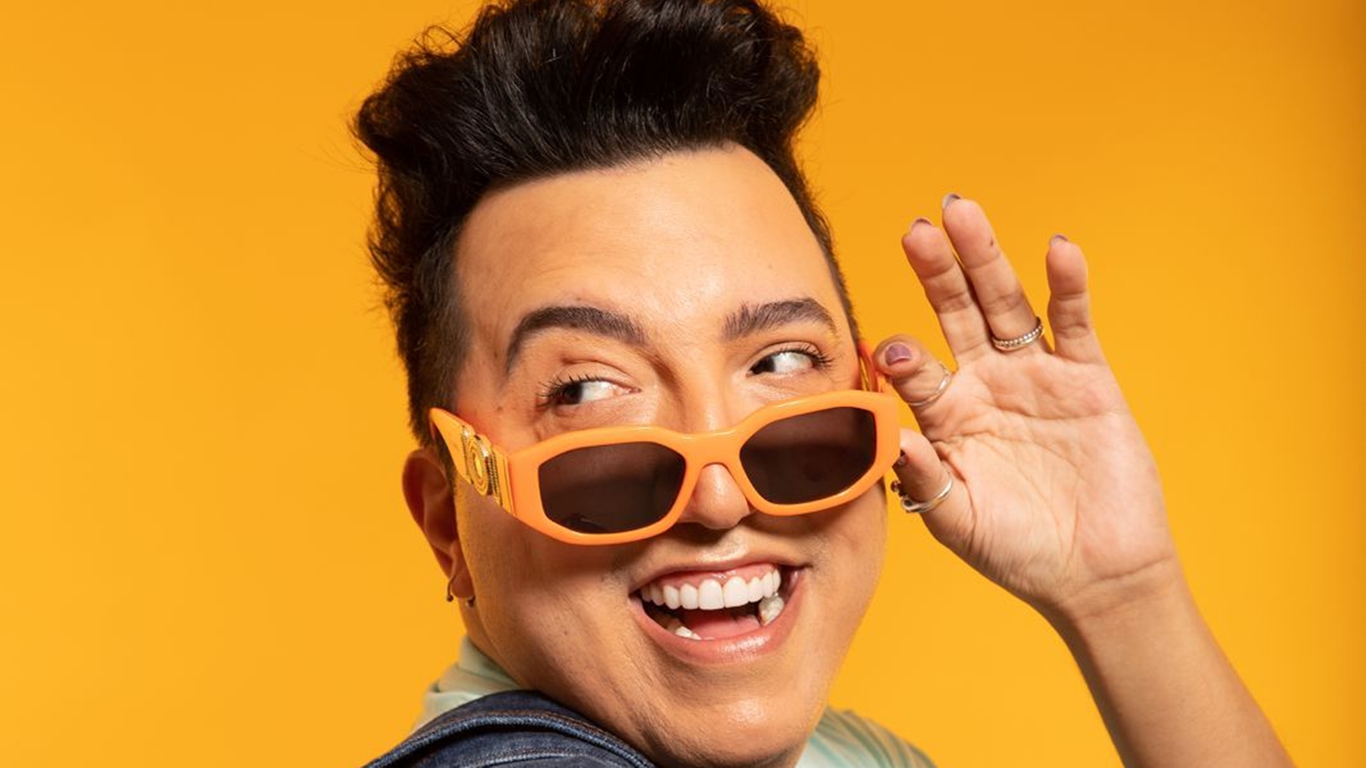 Ator se inspira em ícones da TV para cobrir parada LGBT+ em SP