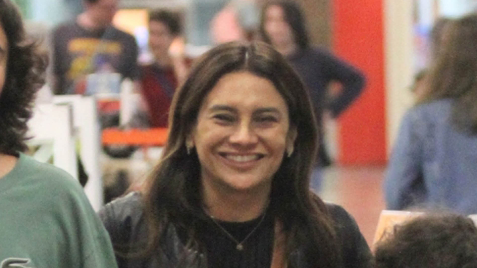 Dira Paes faz rara aparição com os dois filhos em passeio no shopping