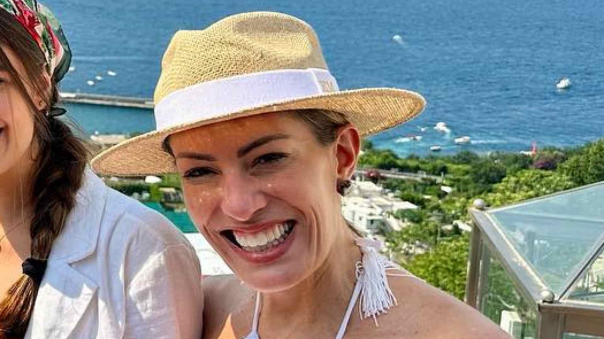 Elaine Mickely posa sorridente ao lado da família durante viagem: “Meu tudinho”