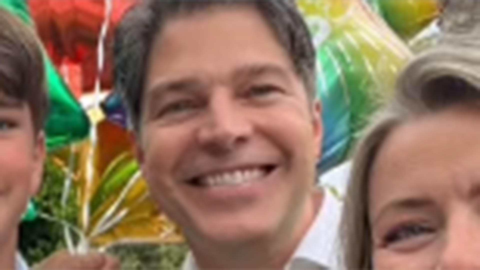 Ator de Mulheres Apaixonadas, Erik Marmo celebra a formatura do filho mais velho