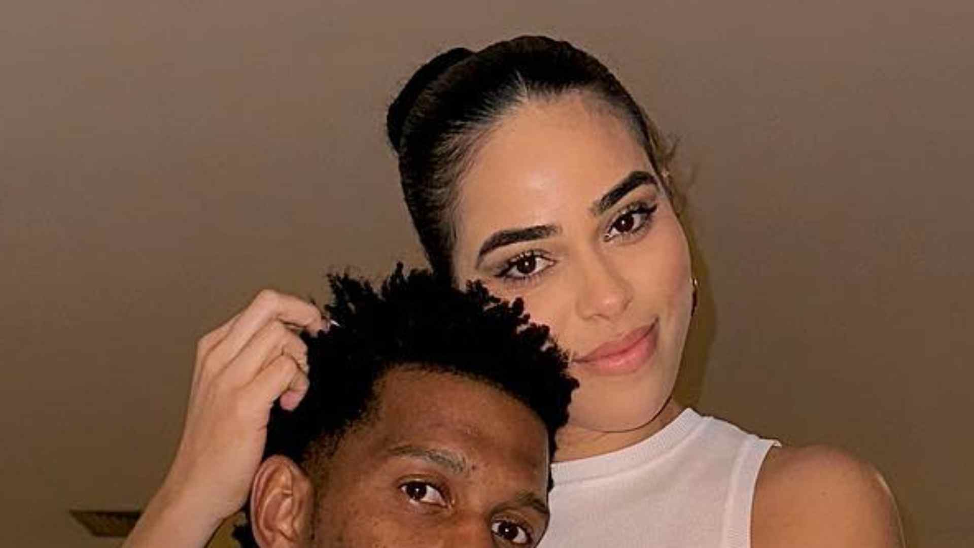 Ex-BBB Elana Valenária surge agarradinha com jogador do Corinthians: “Tão bom assim”