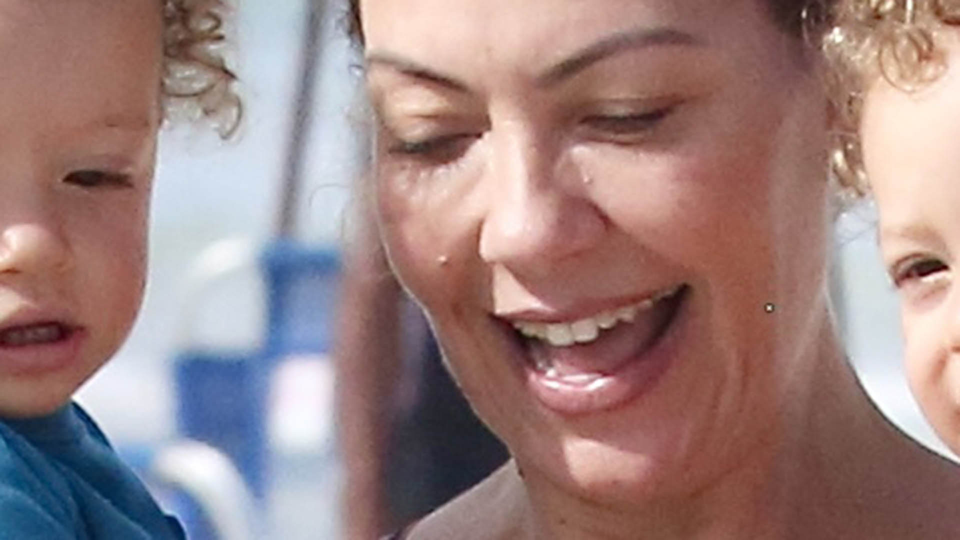 Fabiula Nascimento é flagrada na praia com os filhos gêmeos