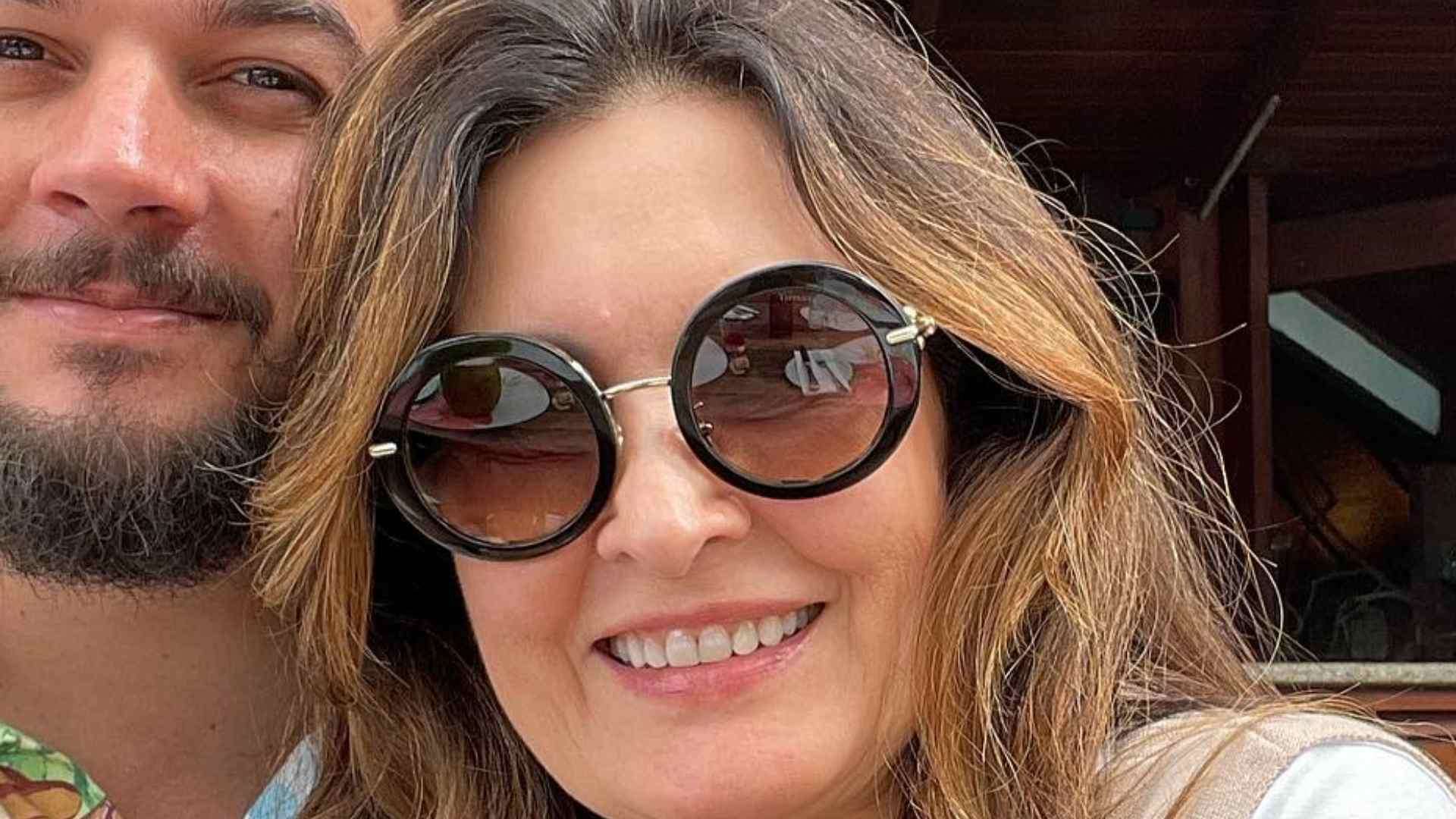 Fátima Bernardes surge em clima de romance com o namorado: “Viva nós”