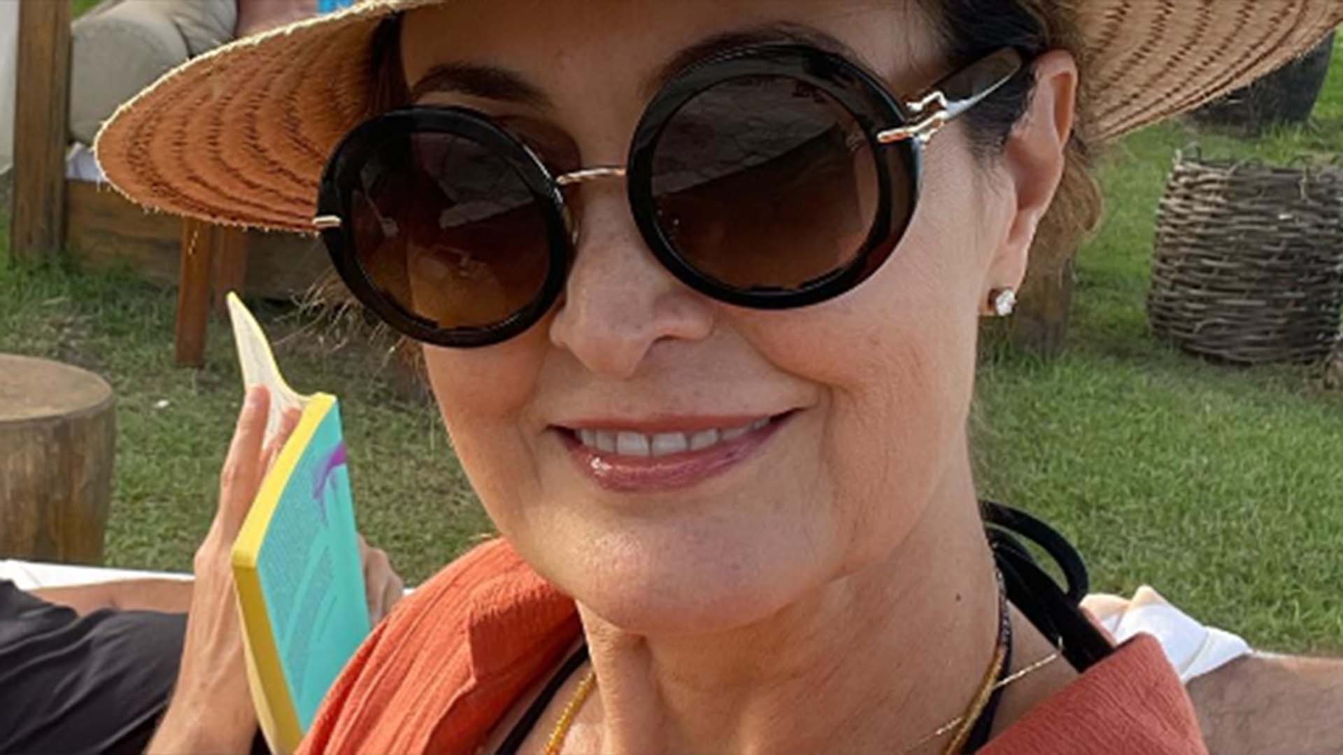 De biquíni, Fátima Bernardes ostenta o decote durante dia ao ar livre com o namorado