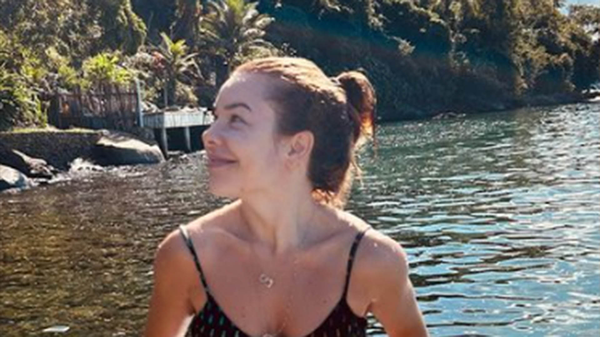 De biquíni, Fernanda Souza exibe a cinturinha fina ao celebrar seu aniversário