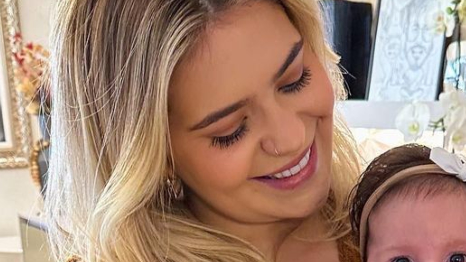 Filha de Viih Tube choca com beleza ao surgir combinando look com a mãe: ‘Linda’