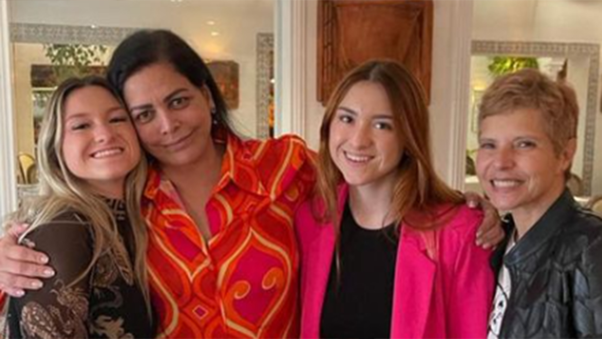 Filhas de Gugu Liberato surgem com a mãe após divulgação de carta sobre o pai