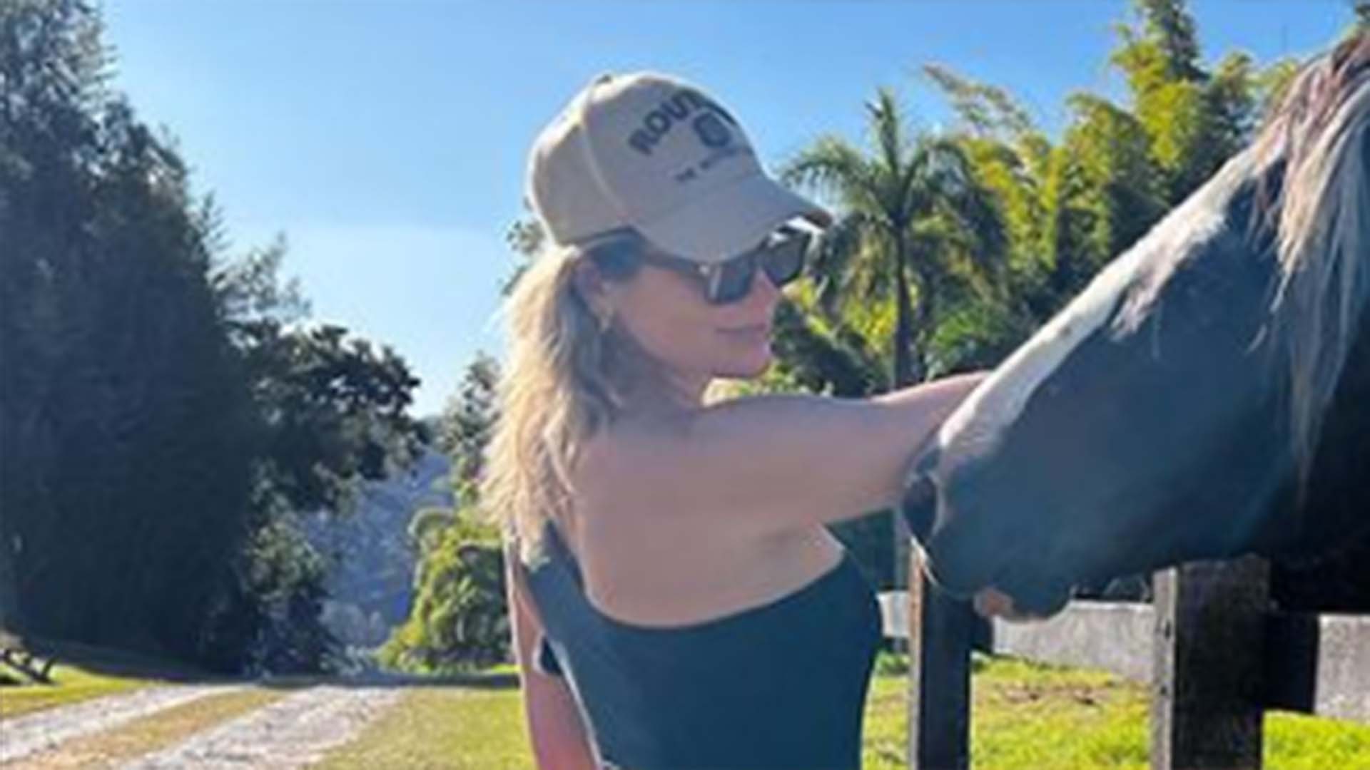 De maiô fio-dental e botas, Flávia Alessandra ostenta o bumbum poderoso em dia ao ar livre