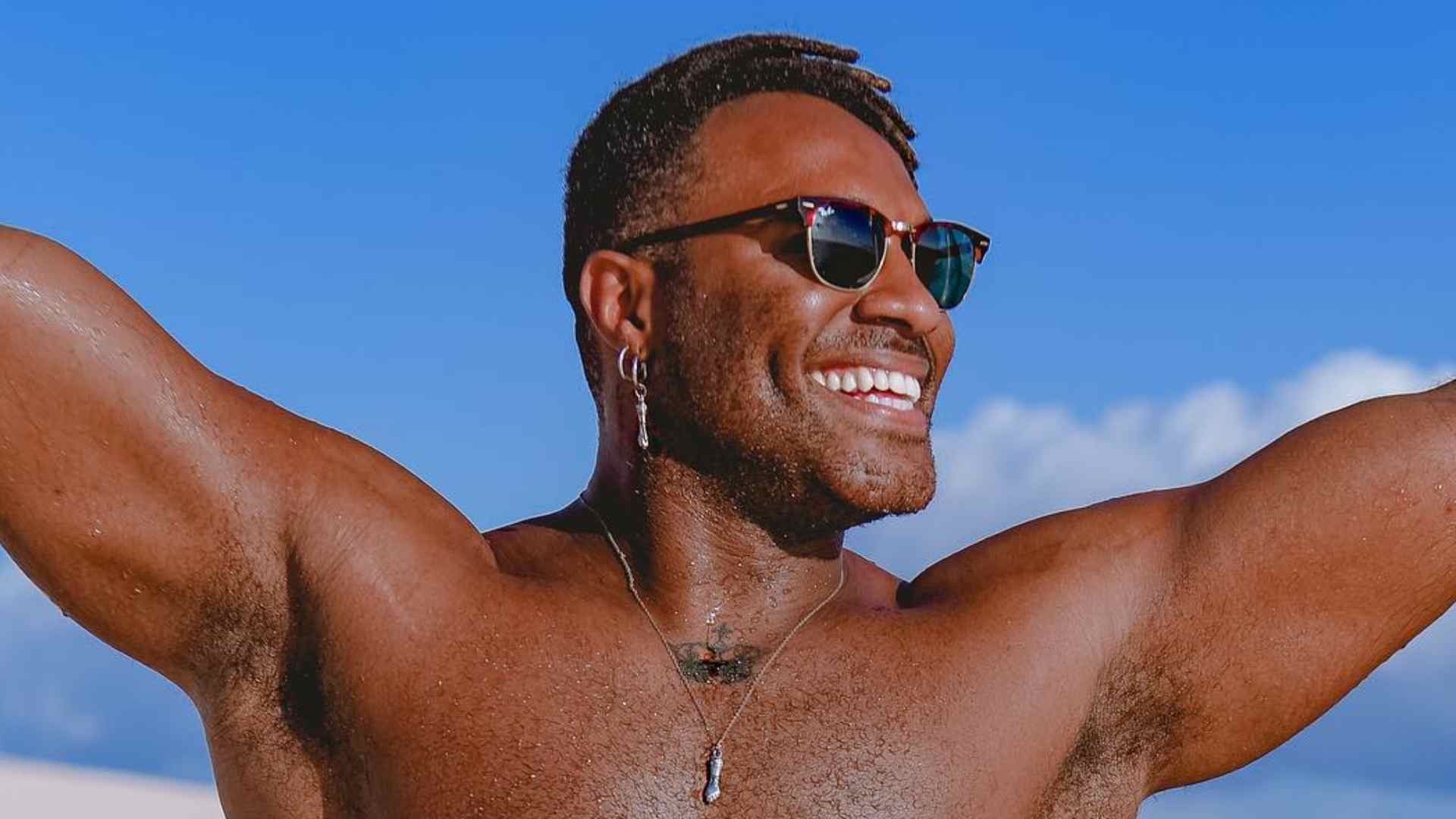 Fred Nicácio enlouquece fãs ao posar só de sunga: “Que corpo é esse?”