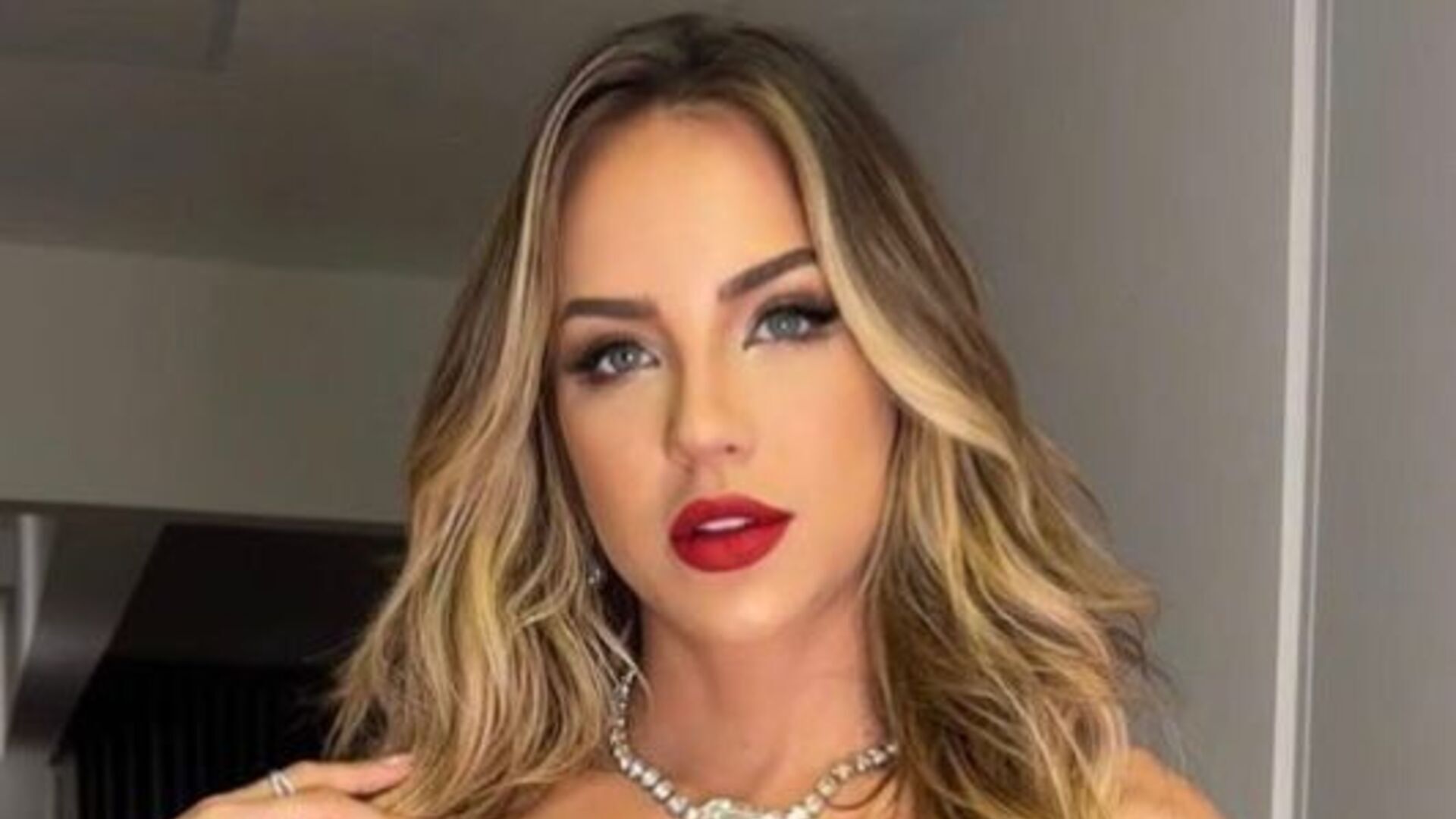 Gabi Martins esbanja sensualidade em vestido curtinho e fãs disparam: “Deusa”