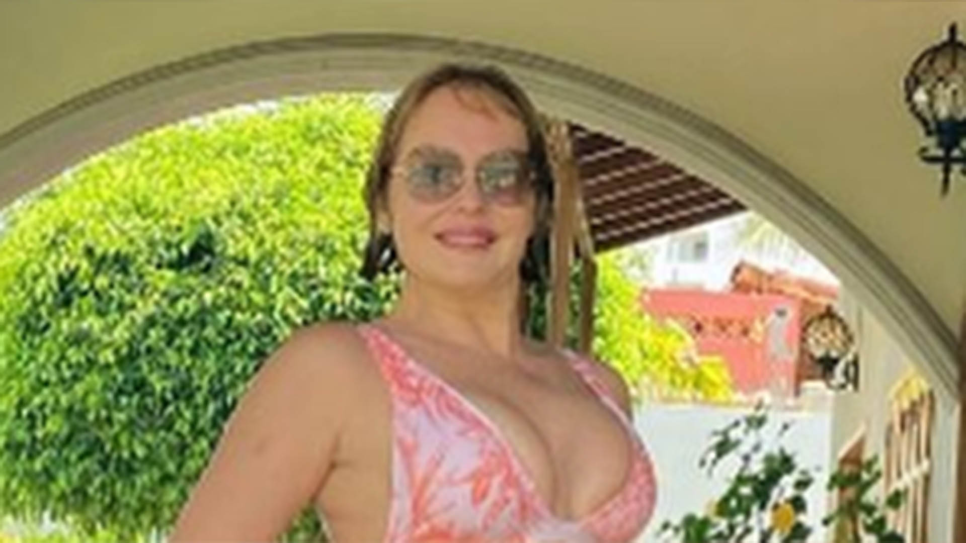 Eterna Usurpadora, Gabriela Spanic exibe a barriga reta ao usar biquíni fininho