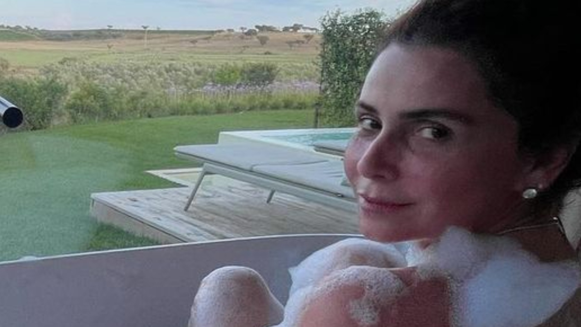 Coberta de espuma, Giovanna Antonelli se exibe em fotos na banheira: ‘Incrível’