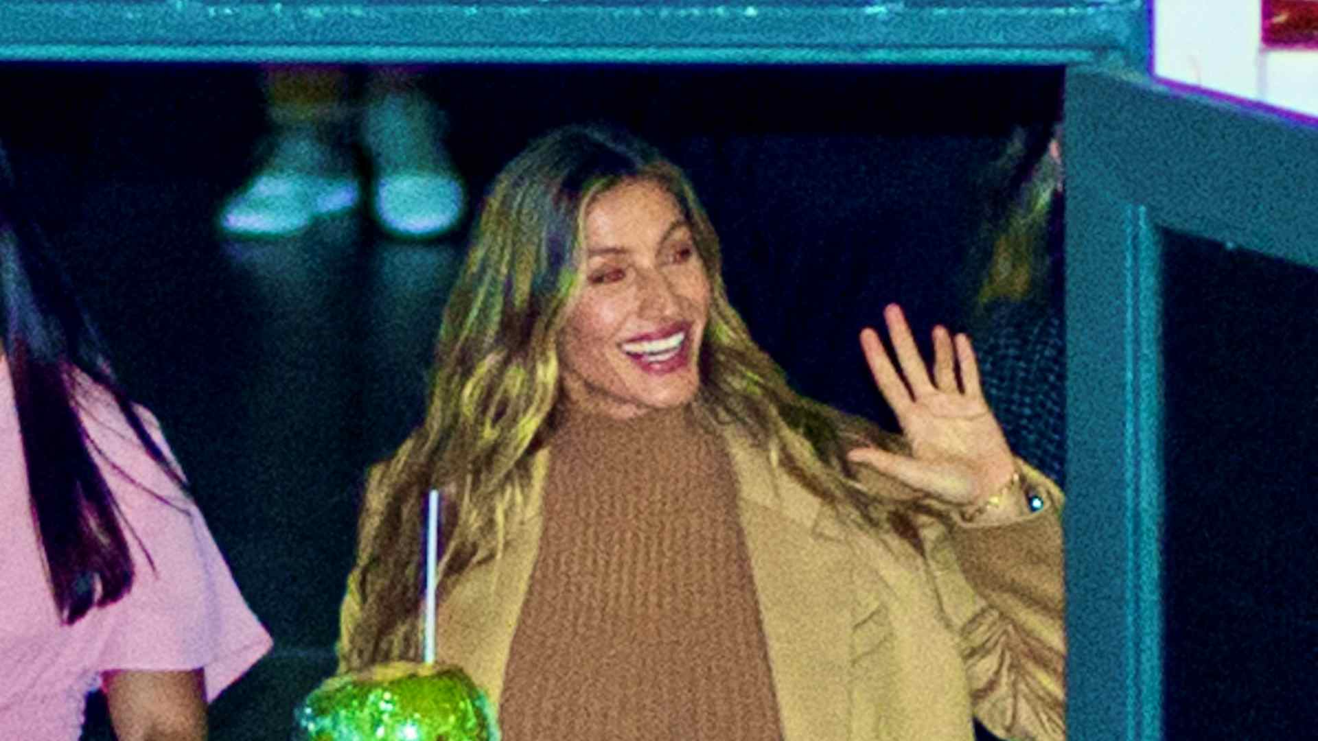Com vestido justo, Gisele Bündchen esbanja simpatia ao deixar evento em São Paulo