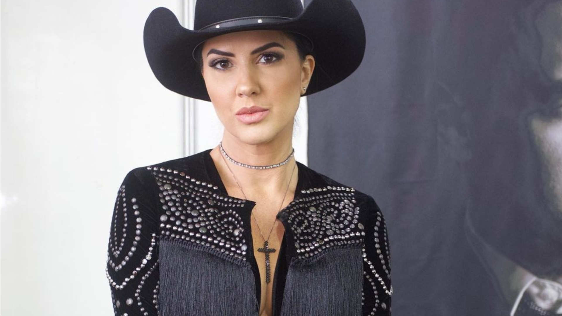 Graciele Lacerda dispensa sutiã em look para rodeio e choca ‘Que maravilhosa’
