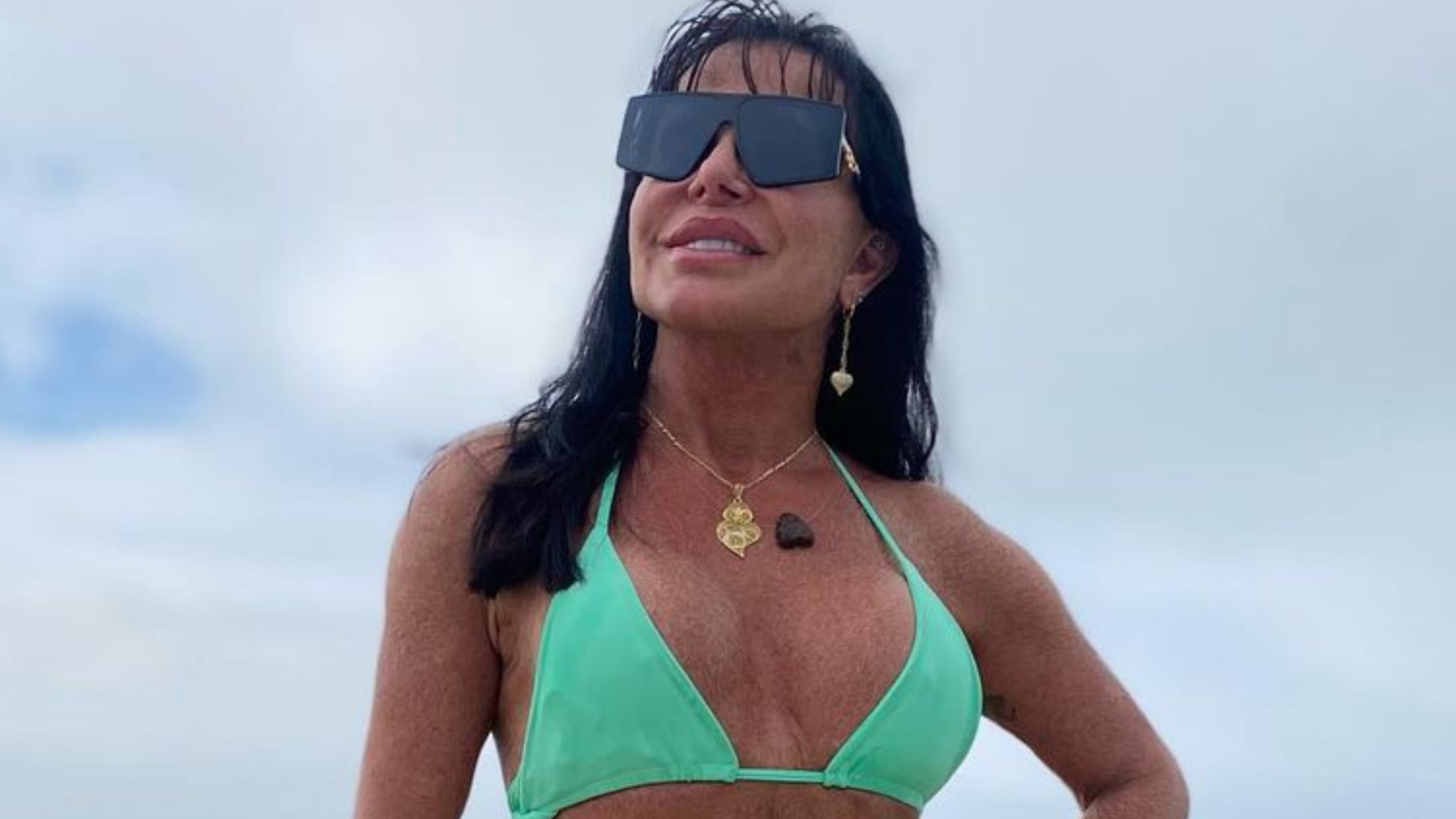 De biquíni fio-dental fininho, Gretchen exibe corpão de frente e de costas: ‘Um ícone’