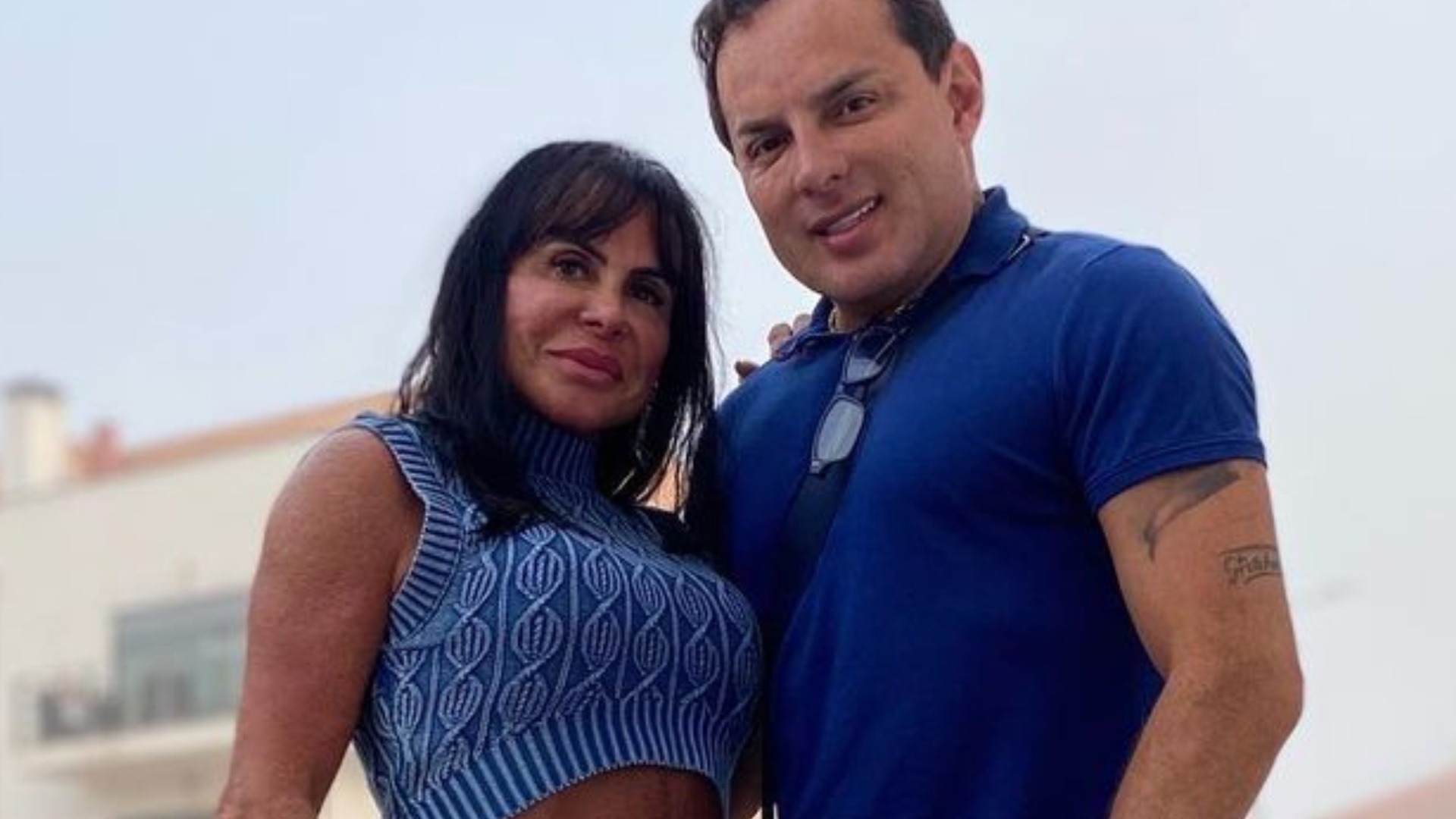 De shortinhos e cropped, Gretchen exibe barriga negativa em foto com o marido