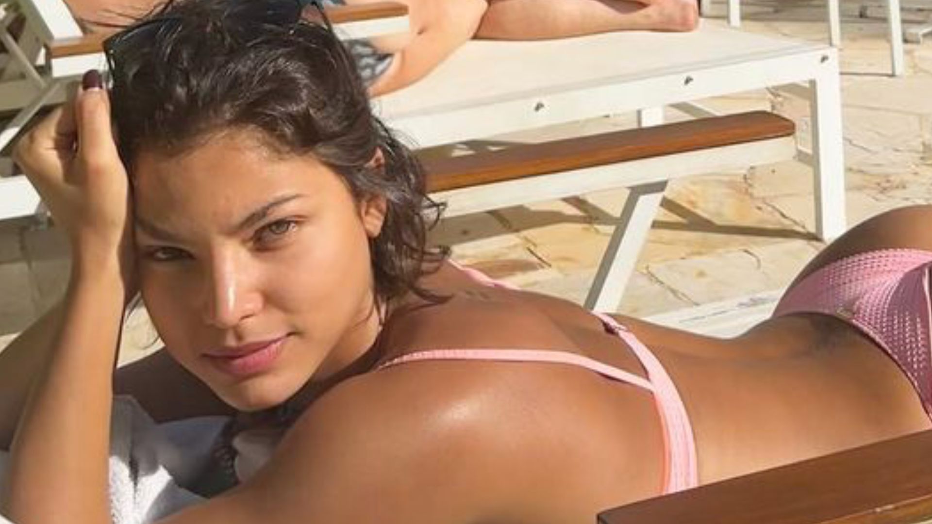 Atriz de Todas as Flores, Heloísa Honein arranca suspiros em fotos de biquíni