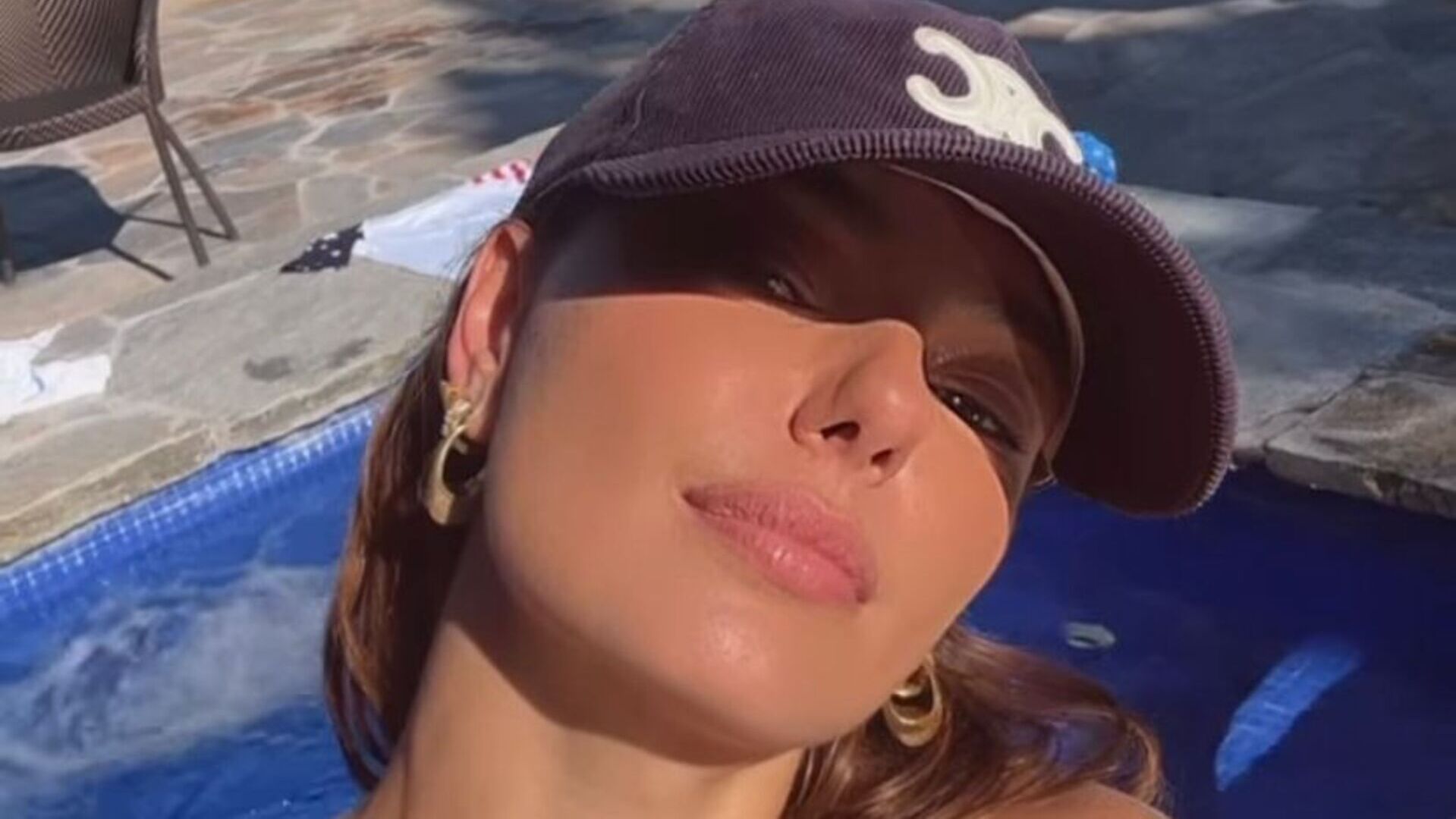 Isis Valverde ostenta beleza natural e boa forma ao surgir apenas de biquíni