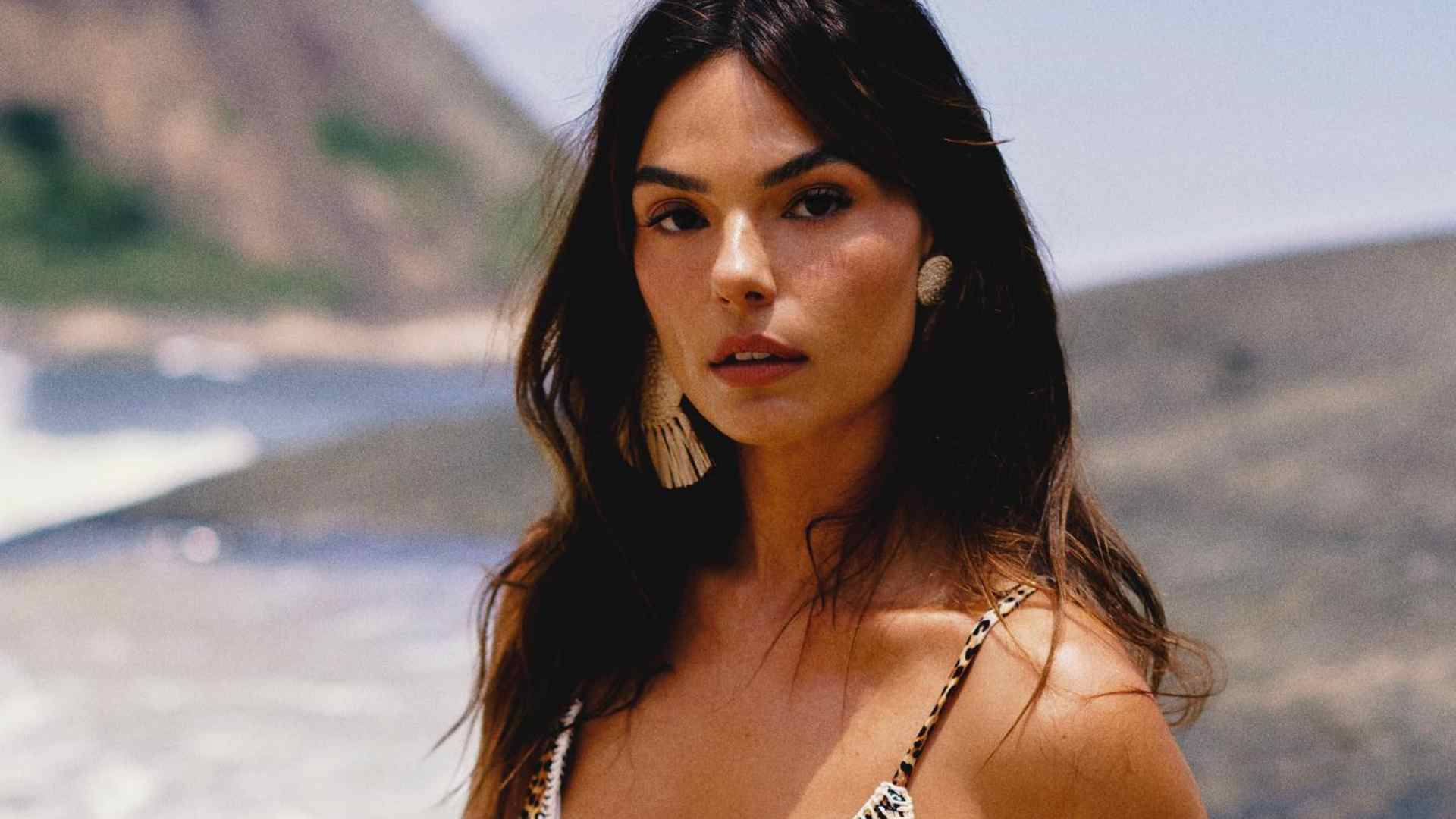 De biquíni de oncinha, Isis Valverde ostenta cintura fininha: “Beleza surreal”