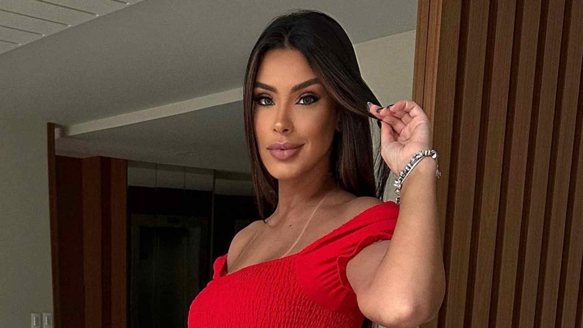 Ex-BBB Ivy Moraes ostenta bumbum poderoso ao surgir com vestido justinho