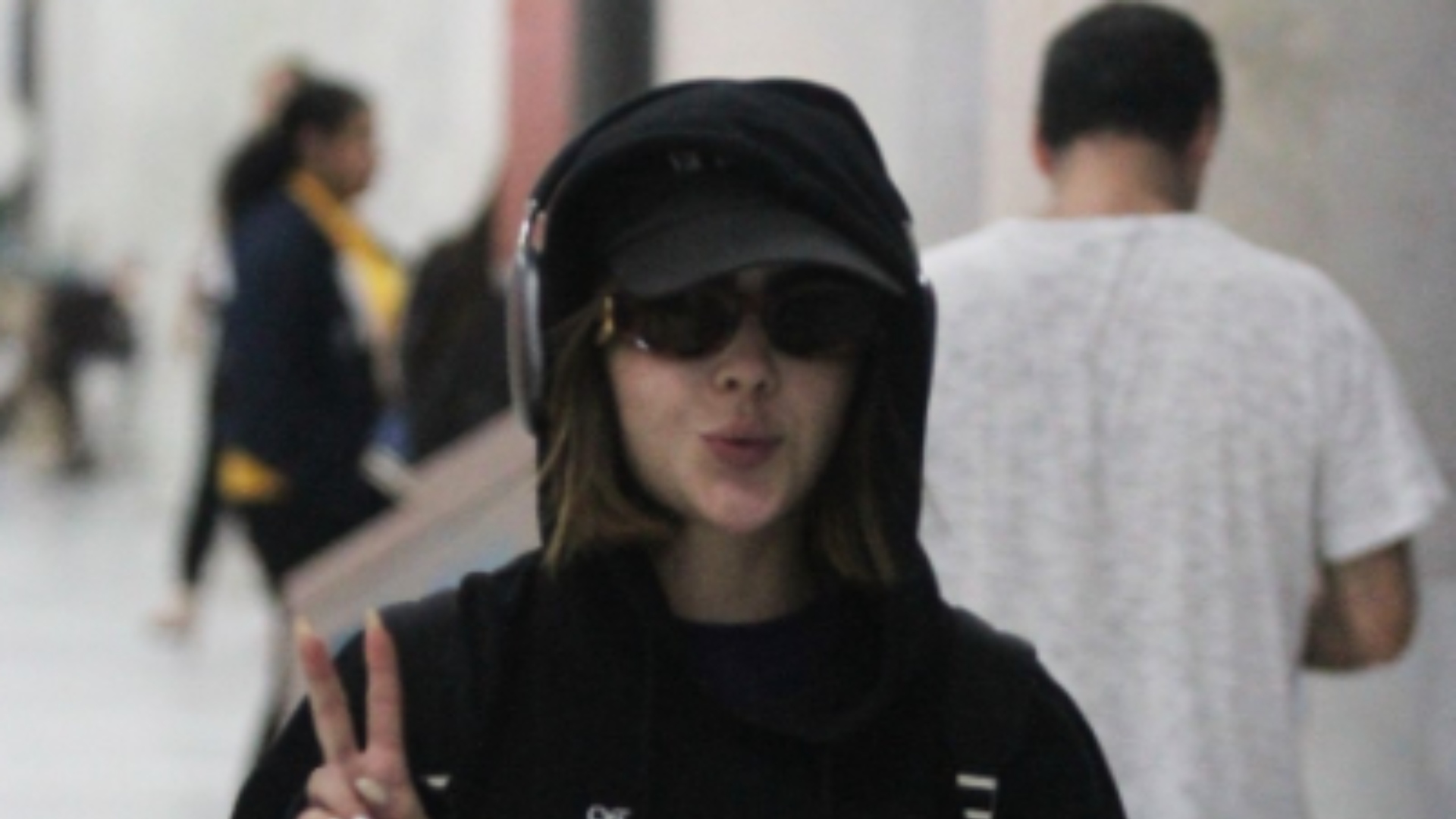 Jade Picon tenta se disfarçar mas é reconhecida e tietada em aeroporto no Rio