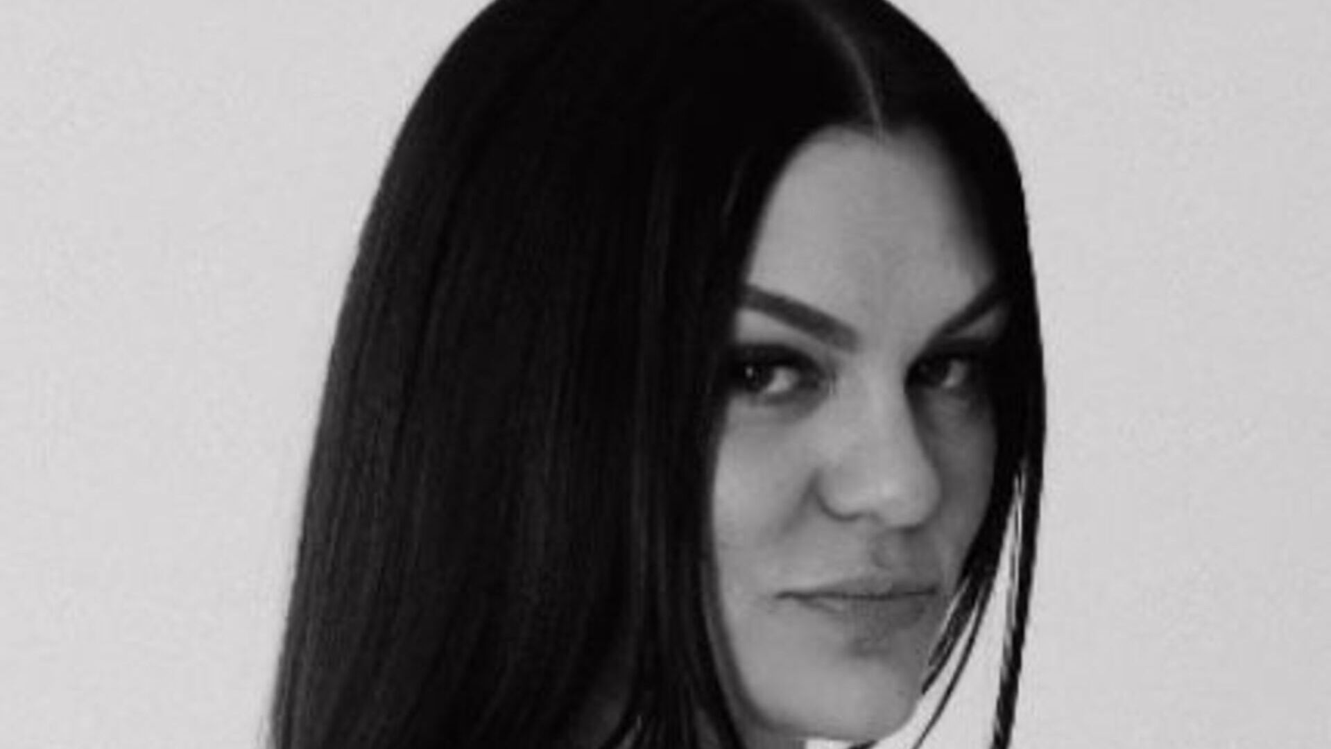Jessie J posa seminua após o nascimento do primeiro filho: “Rainha”