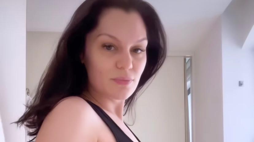 Mamãe de primeira viagem, Jessie J reflete sobre corpo no pós-gravidez