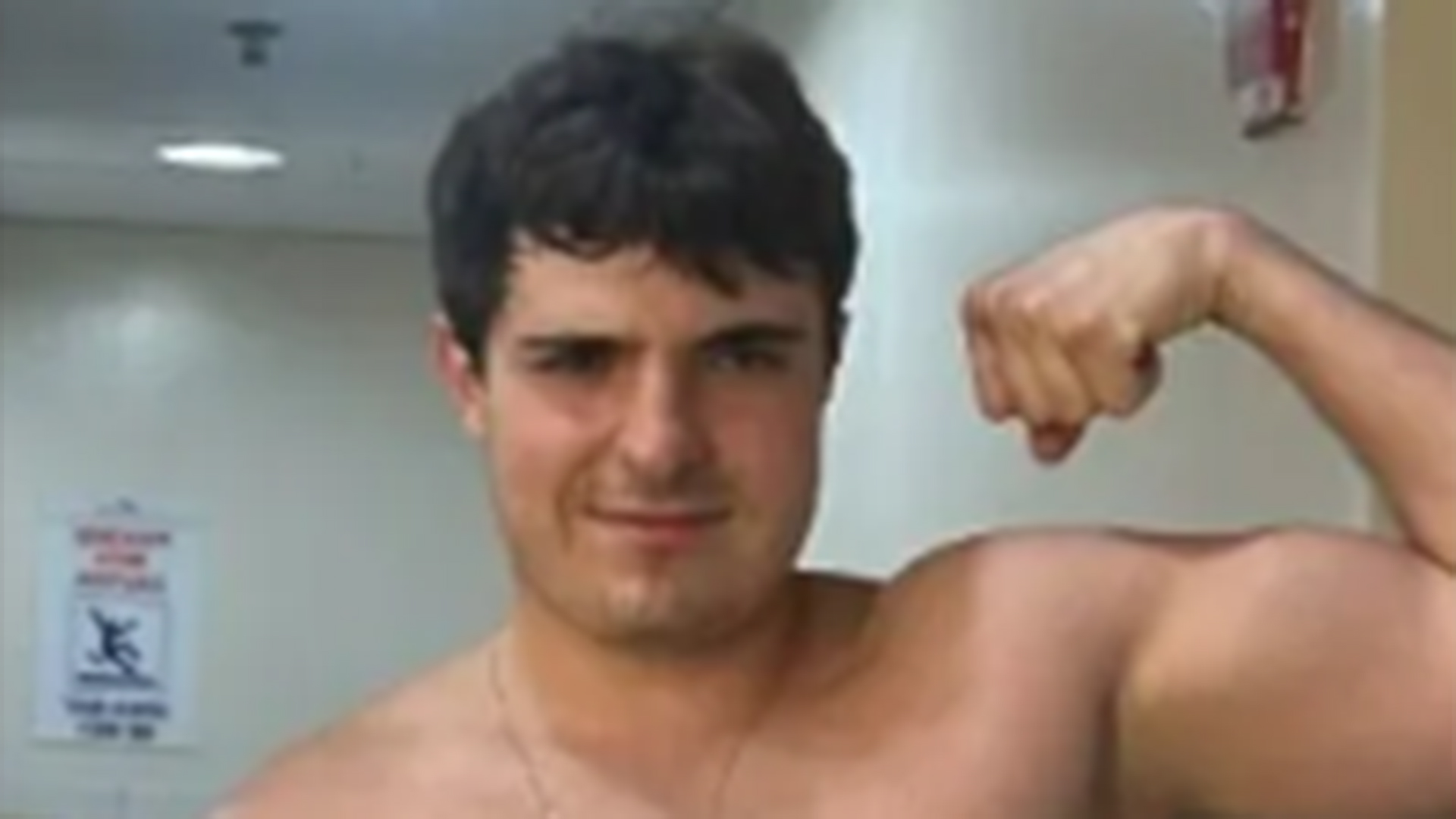 Aos 21 anos, filho de Gugu Liberato encanta ao surgir sem camisa