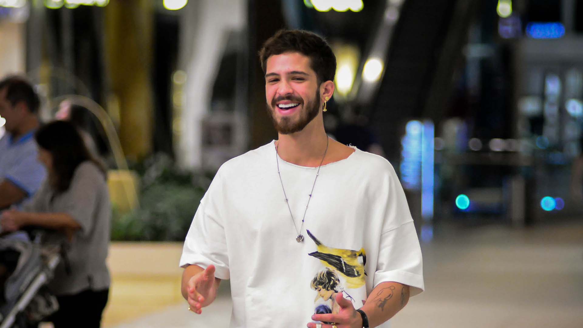 Barbudo, João Guilherme rouba a cena em passeio no shopping