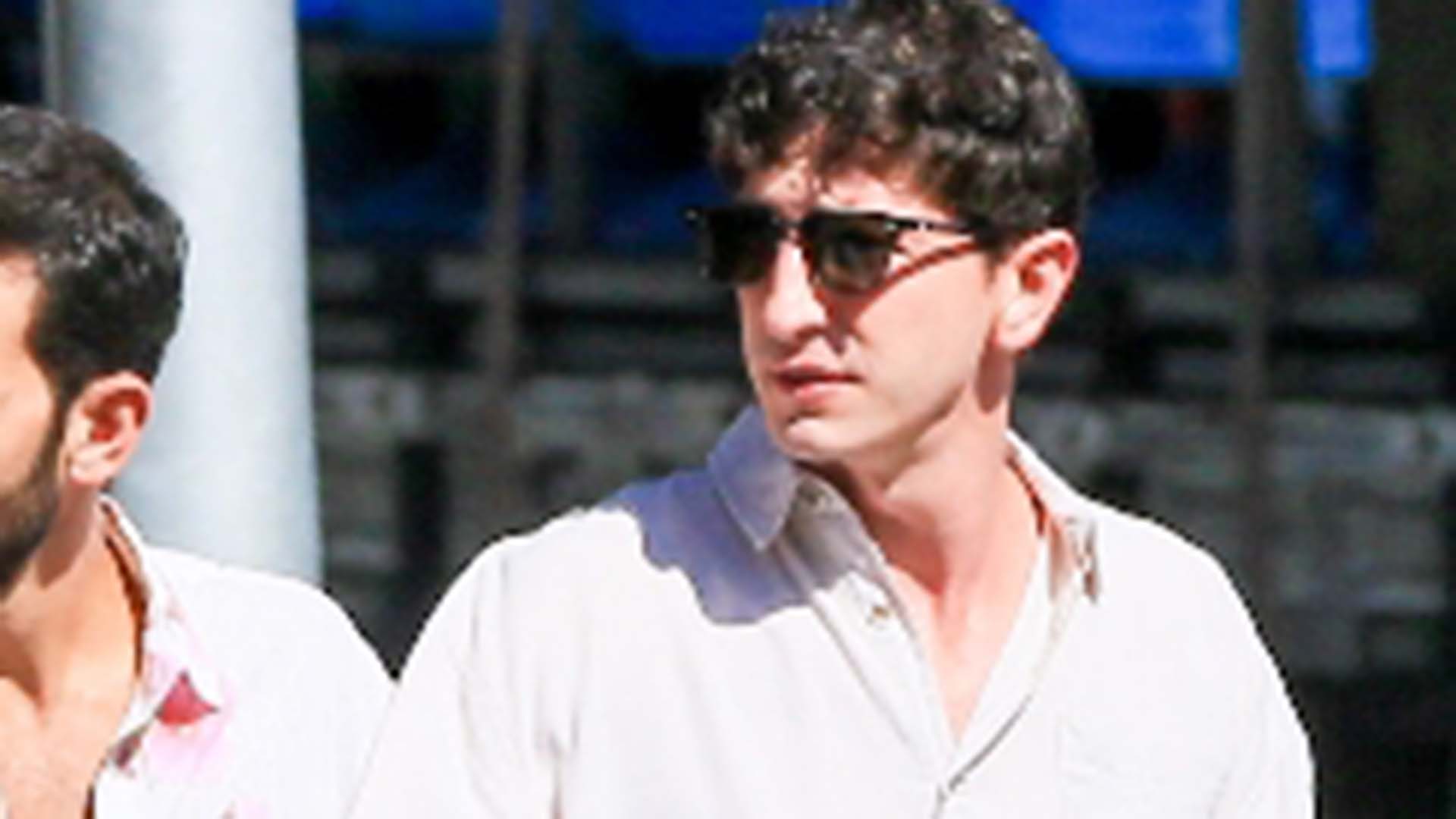 Johnny Massaro, de Terra e Paixão, surge com o namorado em passeio no Rio de Janeiro